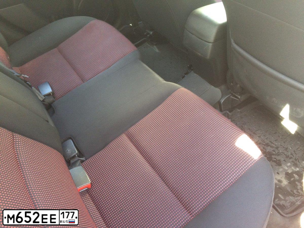 Фото автомобиля MAZDA 3, 2006 — госномер Н228НТ154. Цвет: КРАСНЫЙ
