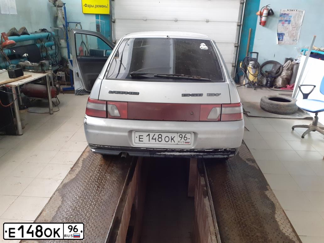 Фото автомобиля LADA 2112 LADA, 2003 — госномер Е148ОК96. Цвет: СВЕТЛО-СЕРЫЙ