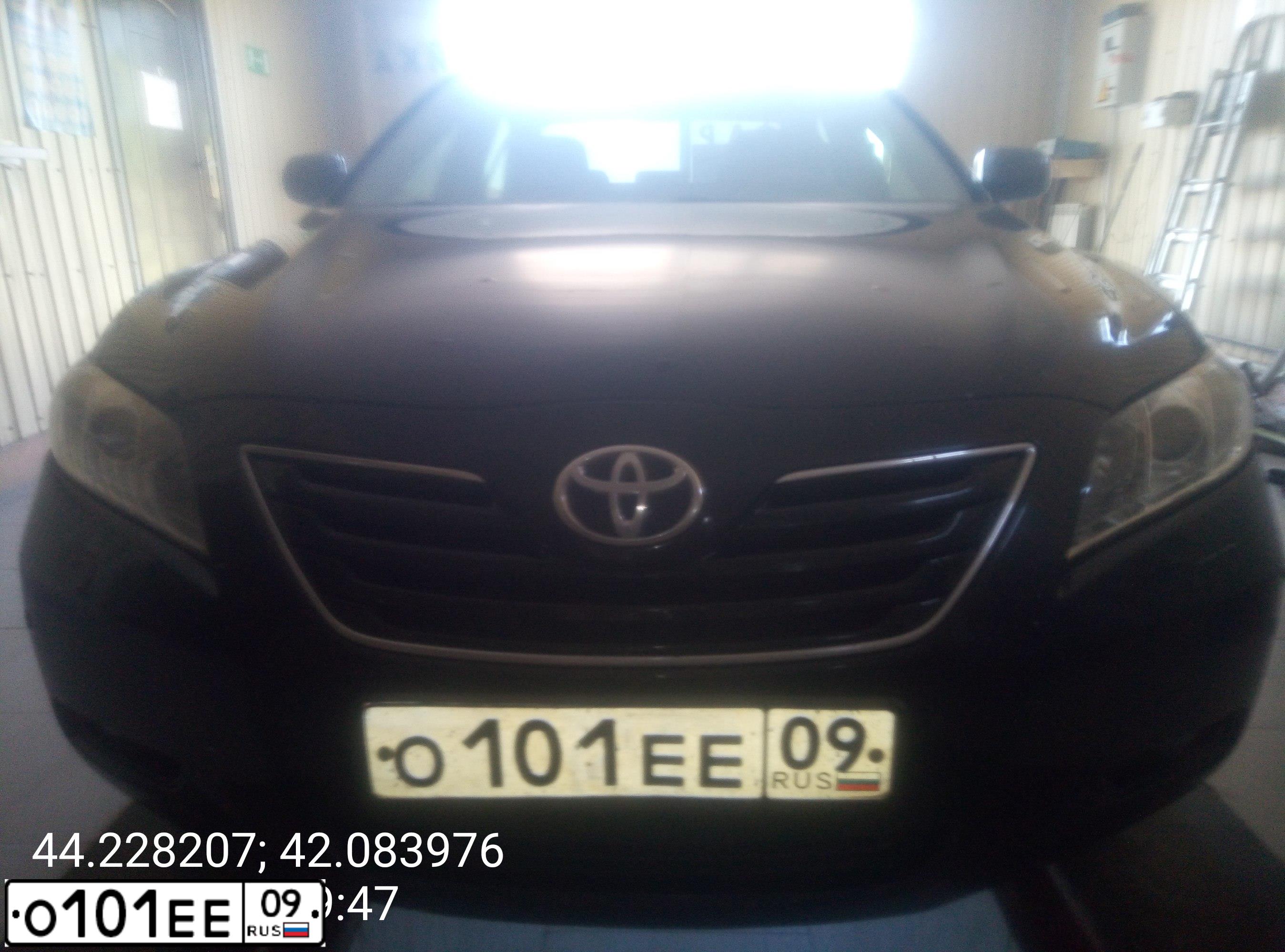 Фото автомобиля TOYOTA CAMRY, 2007 — госномер О101ЕЕ09. Цвет: ЧЕРНЫЙ