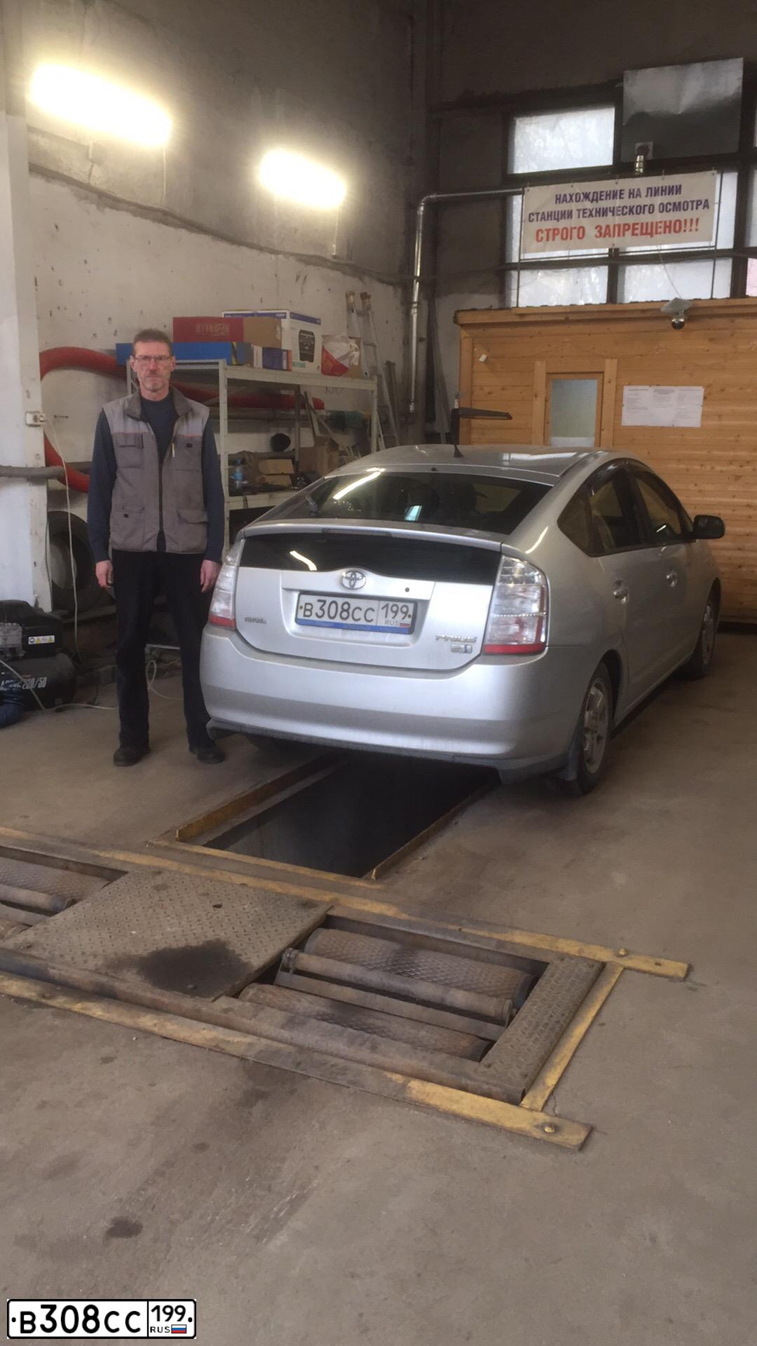 Фото автомобиля TOYOTA PRIUS, 2005 — госномер К004АА250. Цвет: Серебристый