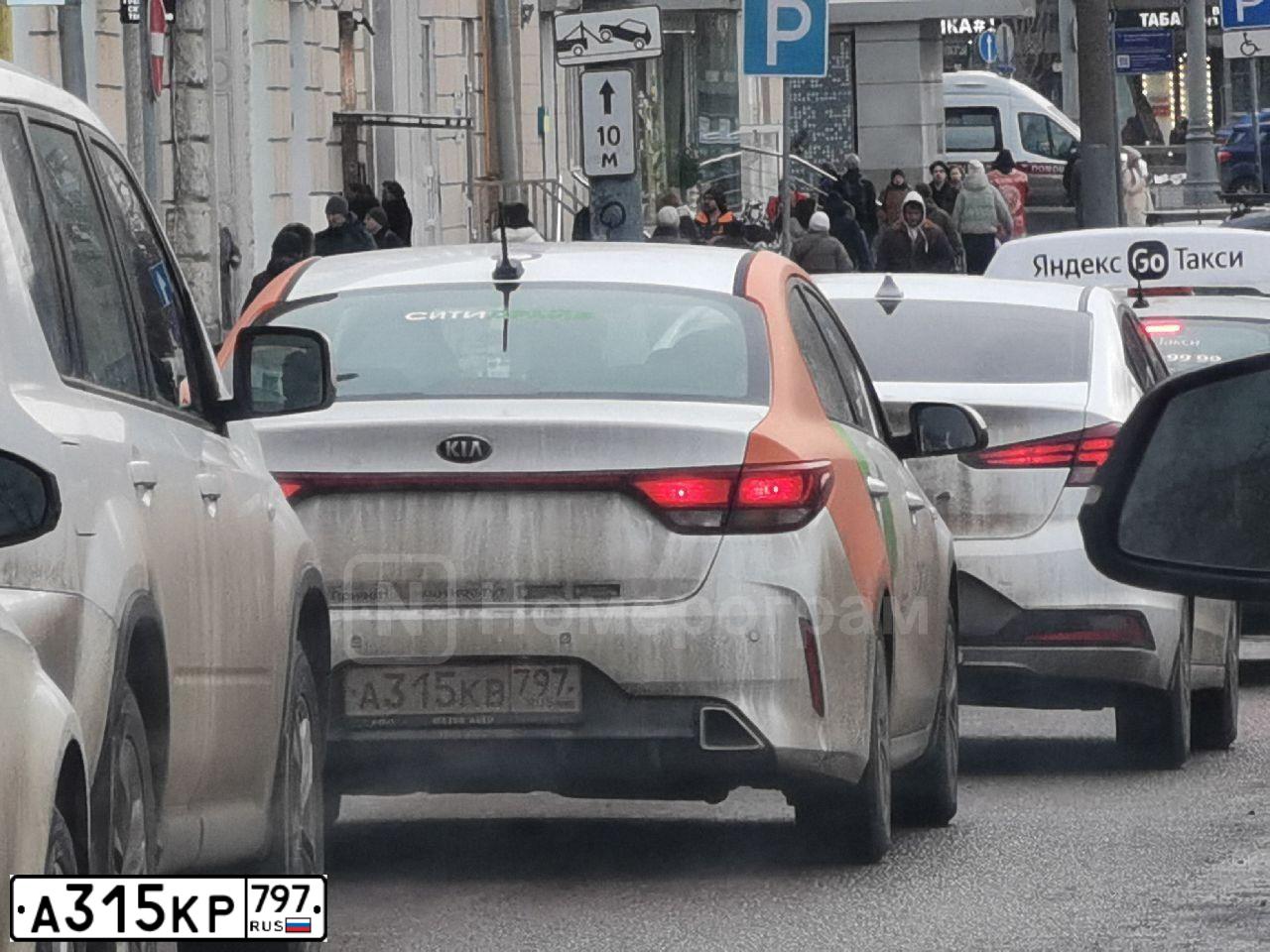 Фото автомобиля KIA RIO, 2021 — госномер Х894РХ05. Цвет: БЕЛЫЙ-ЖЕЛТЫЙ-СЕРЫЙ