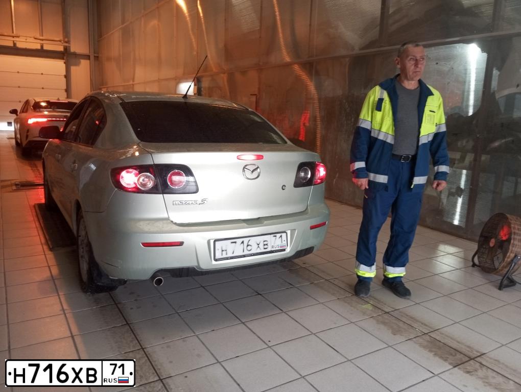 Фото автомобиля MAZDA 3, 2008 — госномер В026АТ550. Цвет: ЗОЛОТИСТЫЙ