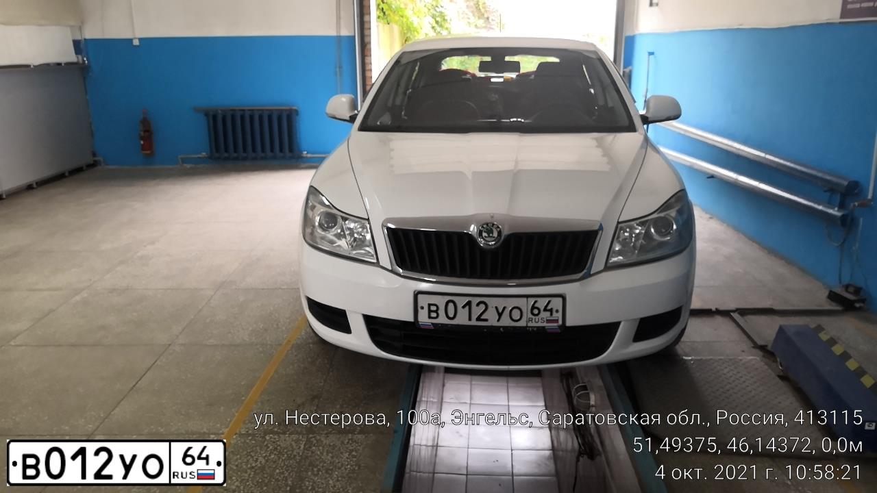 Фото автомобиля SKODA OCTAVIA, 2013 — госномер В012УО64. Цвет: БЕЛЫЙ