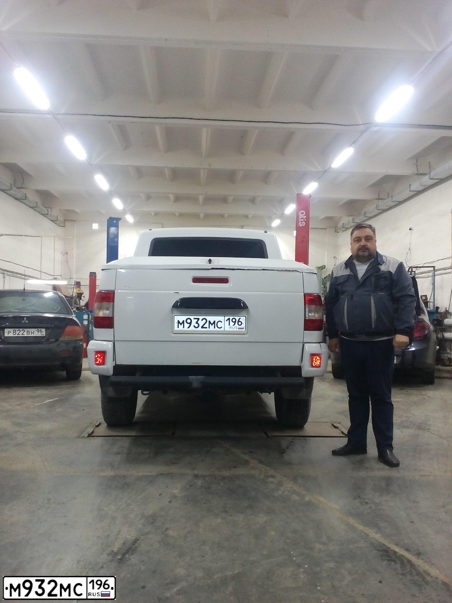 Фото автомобиля UAZ 2363 PICKUP, 2019 — госномер М932МС196. Цвет: Белый