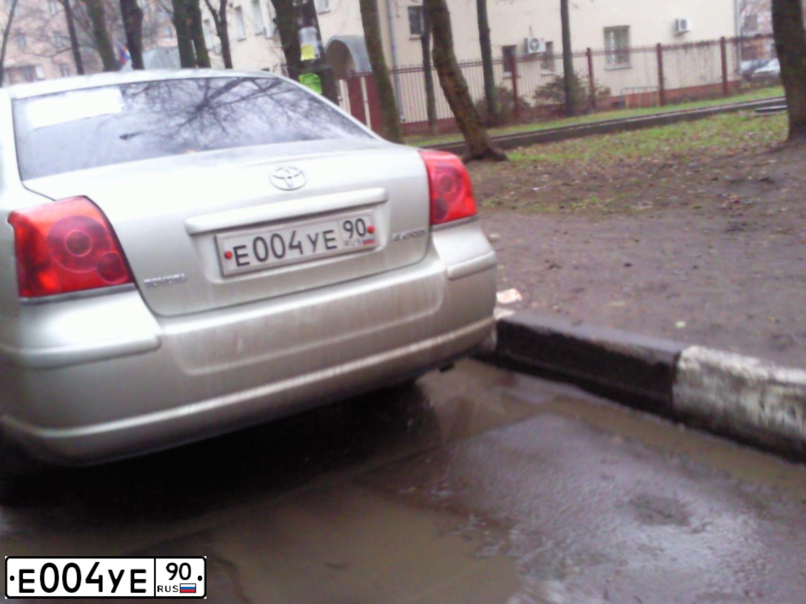 Фото автомобиля HYUNDAI SANTA FE, 2013 — госномер Е004УЕ90. Цвет: КОРИЧНЕВЫЙ