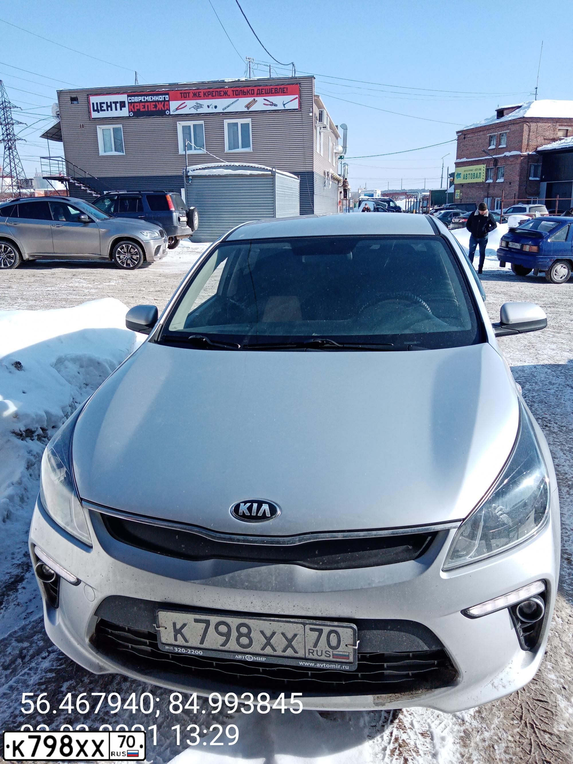 Фото автомобиля KIA RIO, 2017 — госномер Н875ЕМ70. Цвет: СЕРЕБРИСТЫЙ