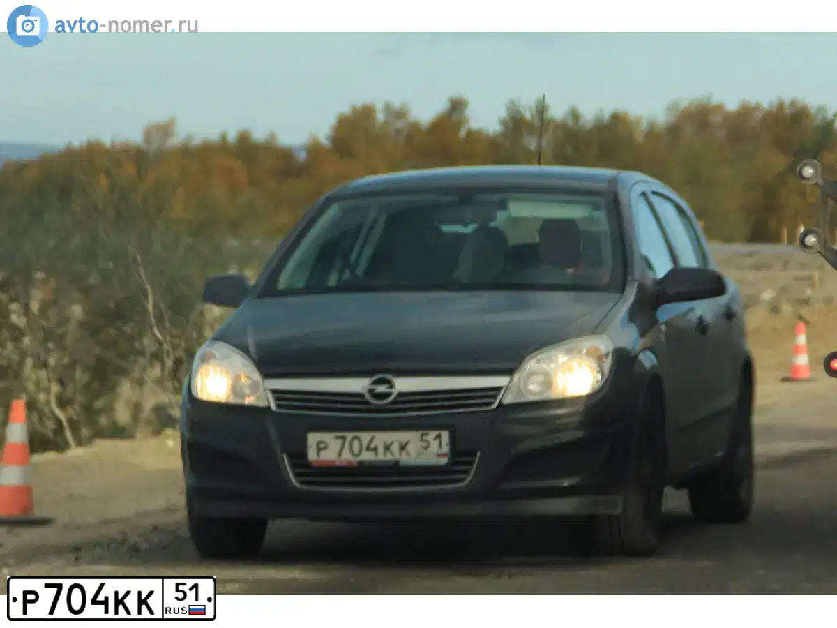 Фото автомобиля OPEL ASTRA, 2008 — госномер Р704КК51. Цвет: ЧЕРНЫЙ