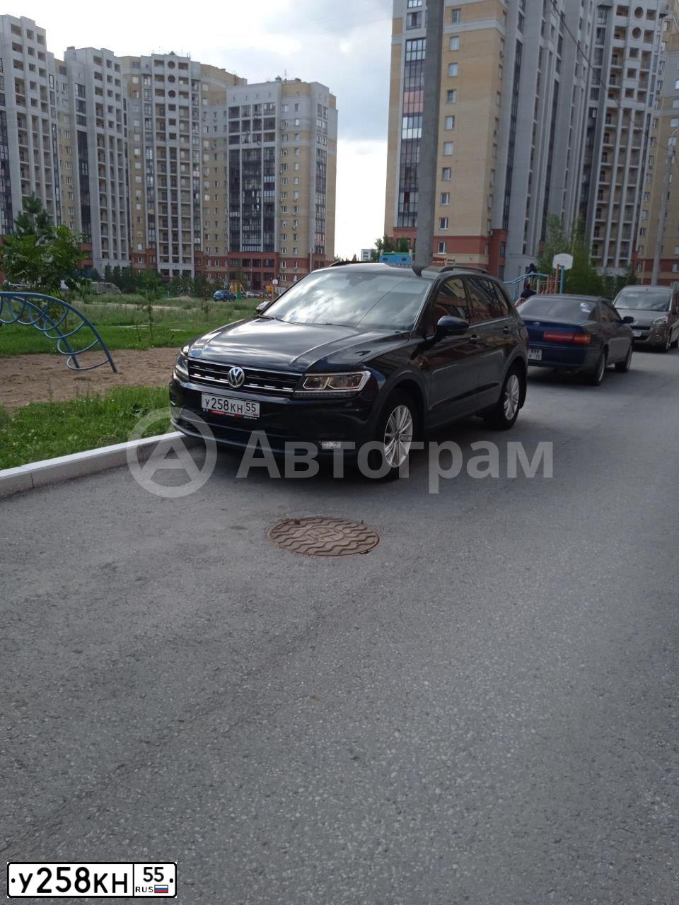Фото автомобиля VOLKSWAGEN TIGUAN, 2019 — госномер У258КН55. Цвет: ЧЕРНЫЙ