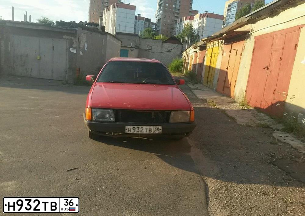 Фото автомобиля AUDI 100, 1986 — госномер Н932ТВ36. Цвет: Красный