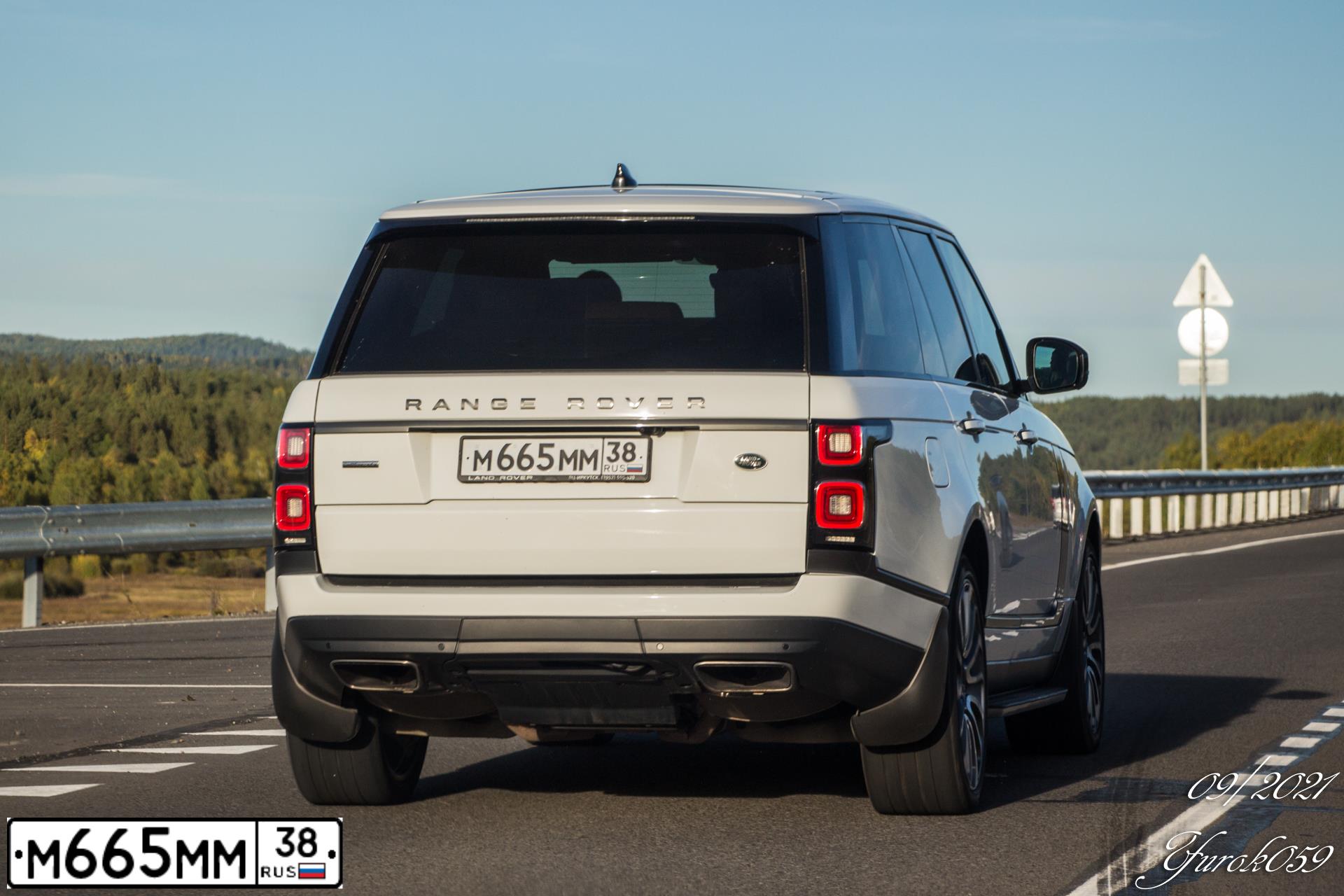 Фото автомобиля LANDROVER RANGE ROVER, 2019 — госномер М665ММ138. Цвет: Белый