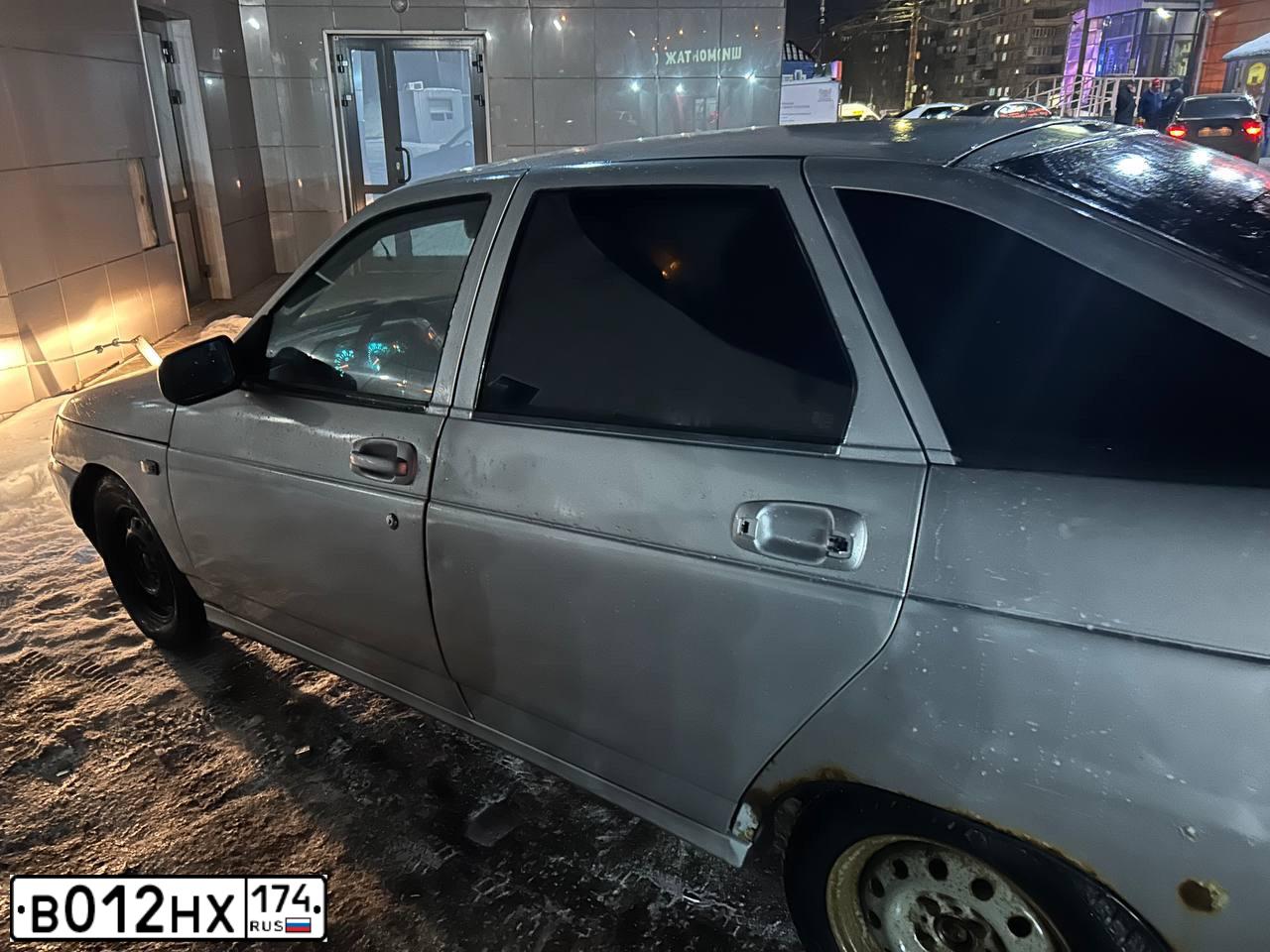 Фото автомобиля LADA 2112, 2004 — госномер В012НХ174. Цвет: серебристый