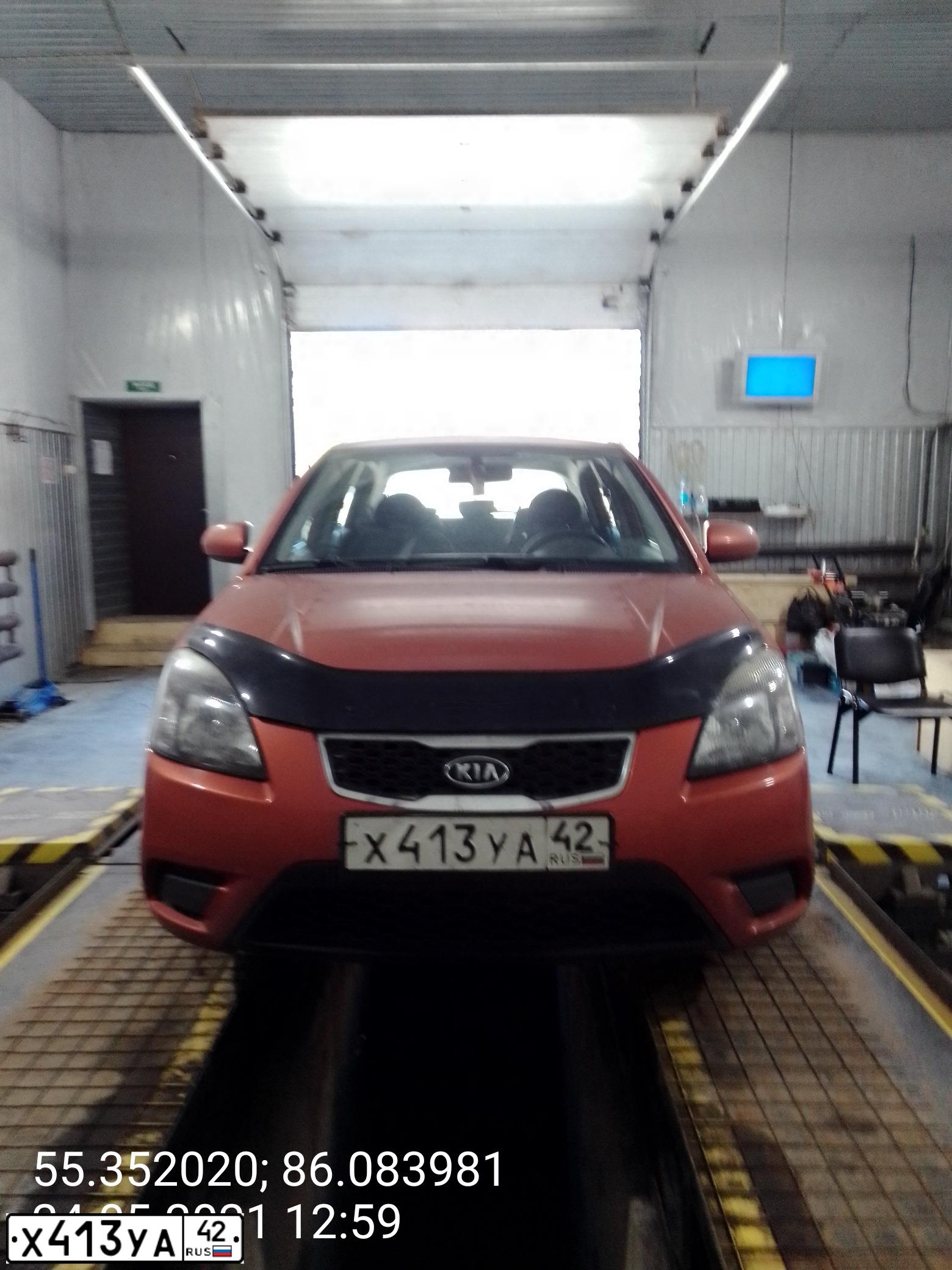 Фото автомобиля KIA RIO, 2010 — госномер Х413УА42. Цвет: ОРАНЖЕВЫЙ
