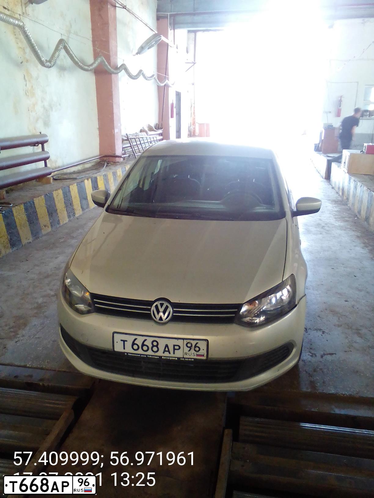 Фото автомобиля VOLKSWAGEN POLO, 2011 — госномер Т668АР96. Цвет: СВ.СЕРЫЙ