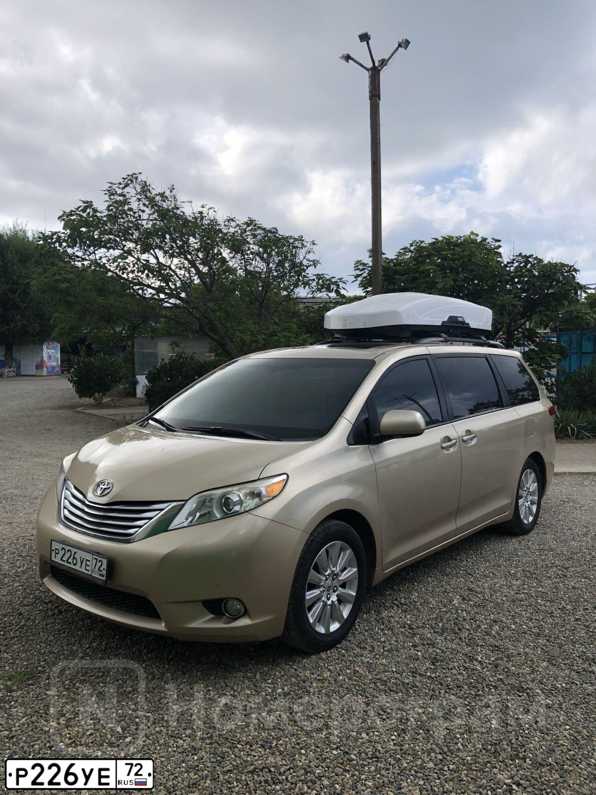Фото автомобиля TOYOTA SIENNA, 2011 — госномер Р226УЕ72. Цвет: БЕЖЕВЫЙ