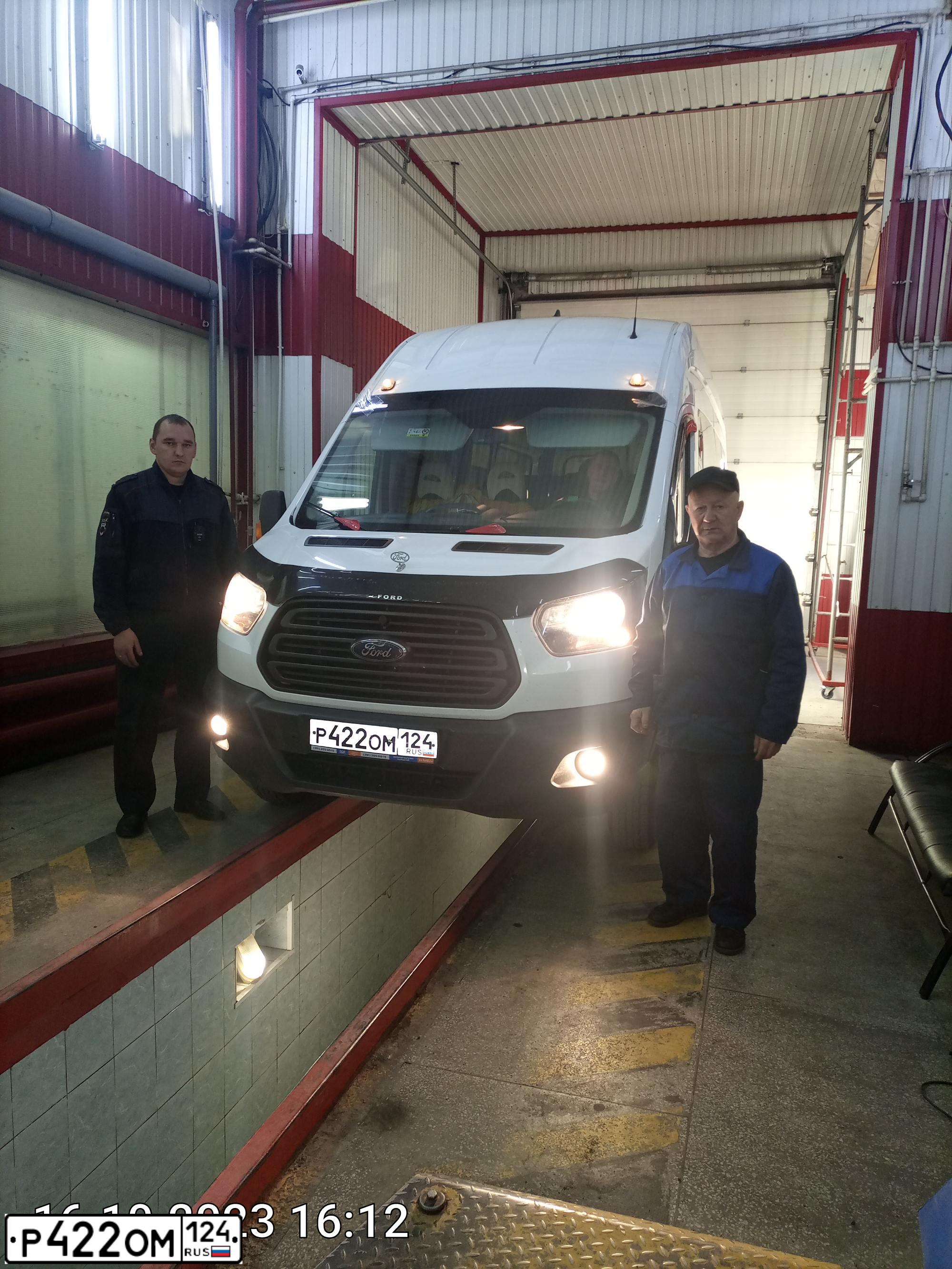 Фото автомобиля FORD TRANSIT, 2019 — госномер Р422ОМ124. Цвет: Белый
