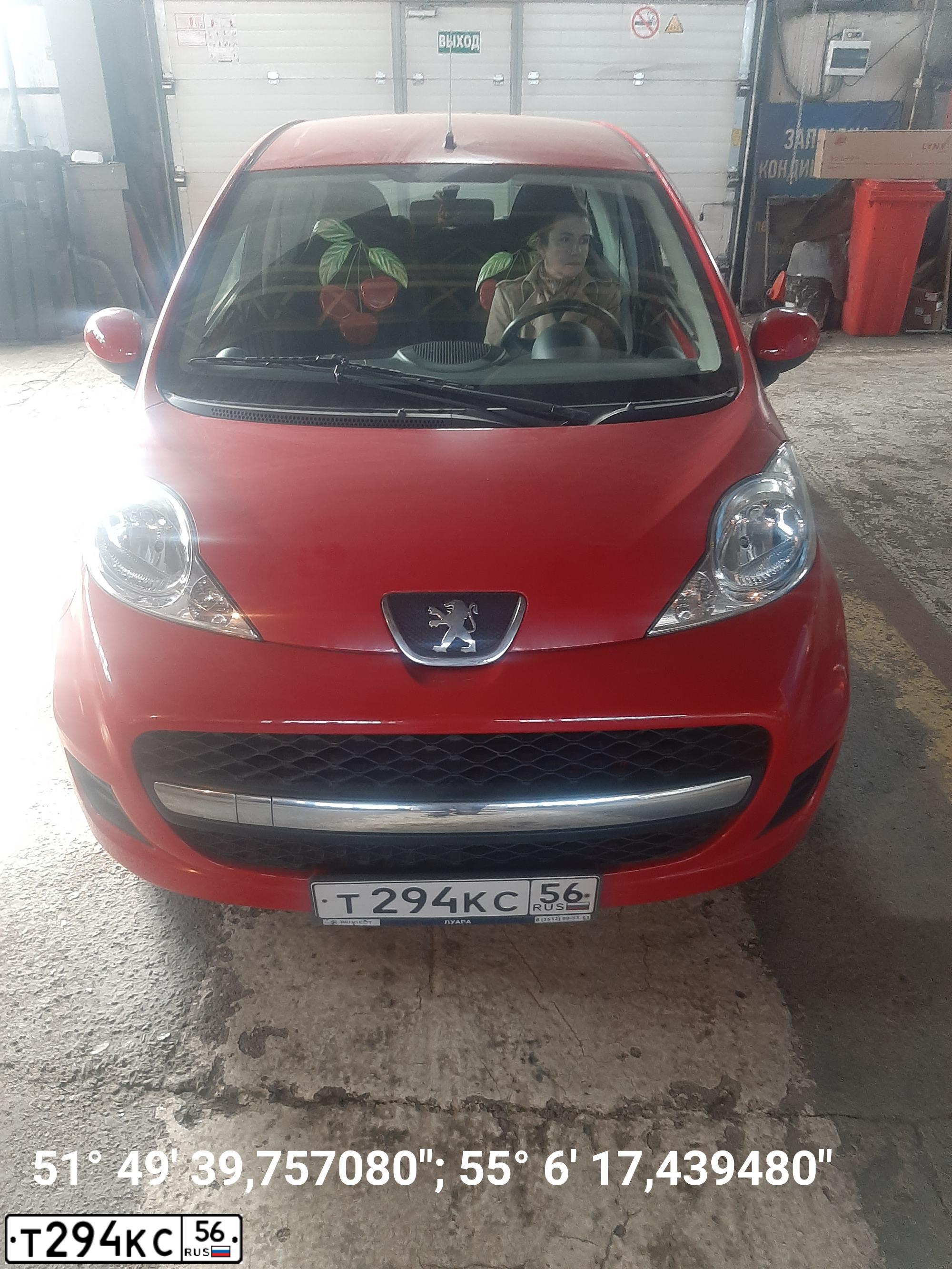 Фото автомобиля PEUGEOT 107, 2011 — госномер Т294КС56. Цвет: КРАСНЫЙ