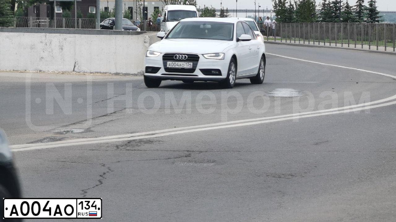 Фото автомобиля AUDI A4, 2013 — госномер Н328СС134. Цвет: Белый