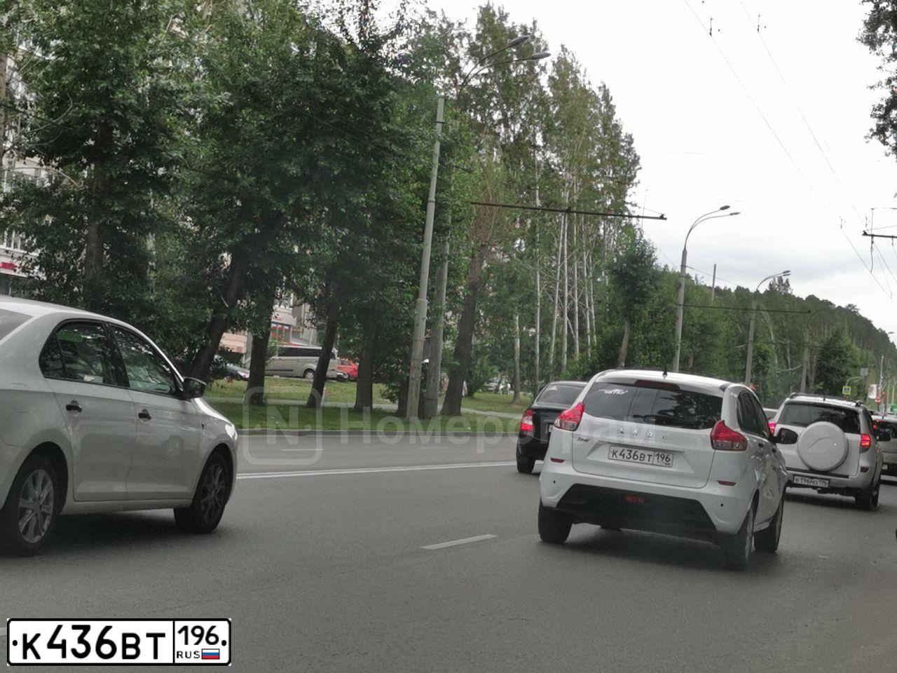 Фото автомобиля LADA XRAY, 2018 — госномер К436ВТ196. Цвет: БЕЛЫЙ