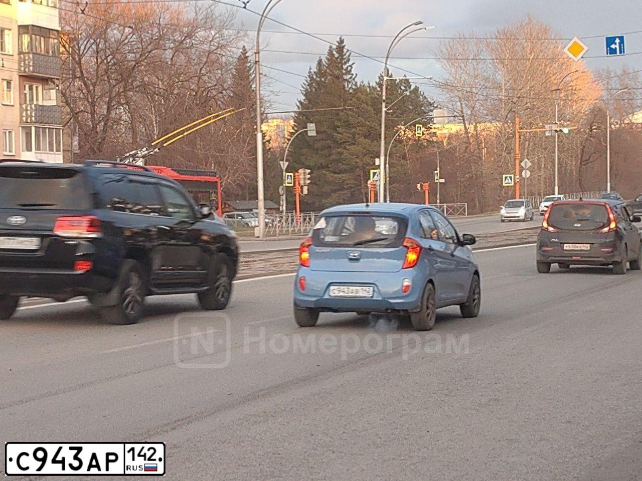 Фото автомобиля TOYOTA YARIS, 2003 — госномер С943АР142. Цвет: СЕРЫЙ