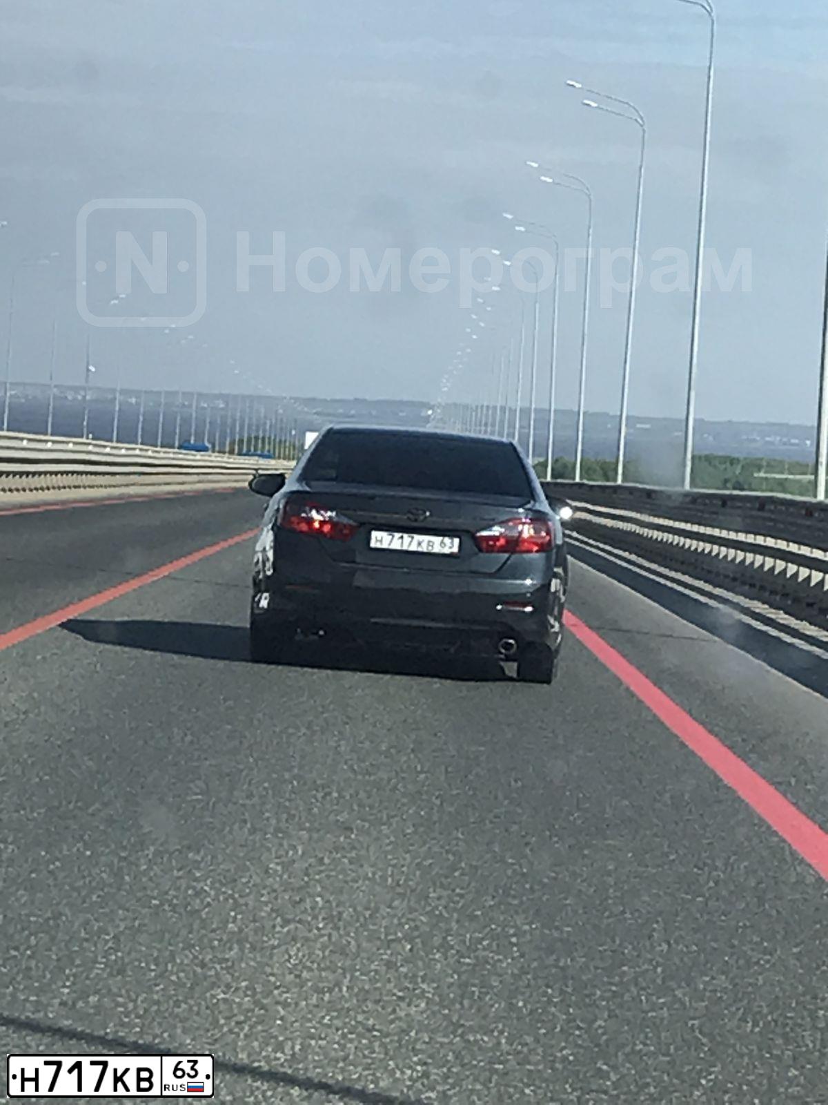 Фото автомобиля TOYOTA CAMRY, 2014 — госномер Н717КВ63. Цвет: ТЕМНО-СЕРЫЙ МЕТАЛЛИК