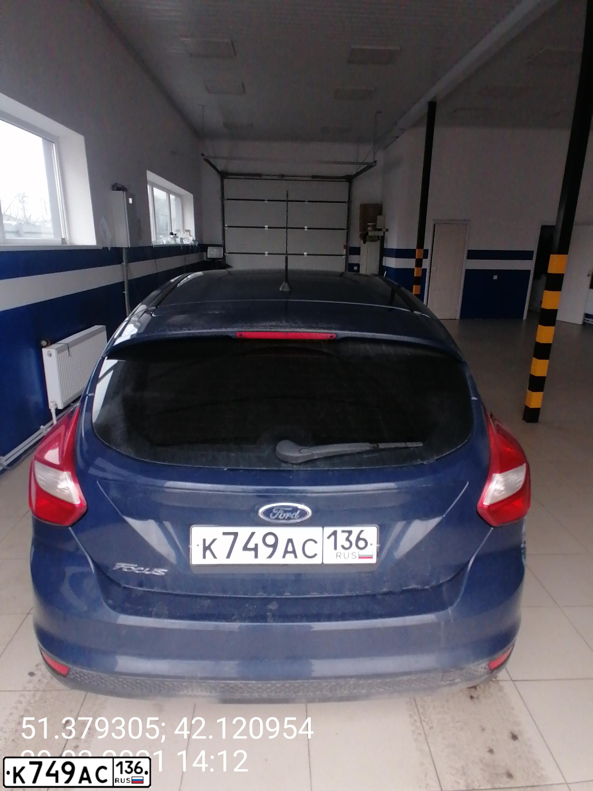 Фото автомобиля FORD FOCUS, 2013 — госномер О971ММ134. Цвет: Темно-синий