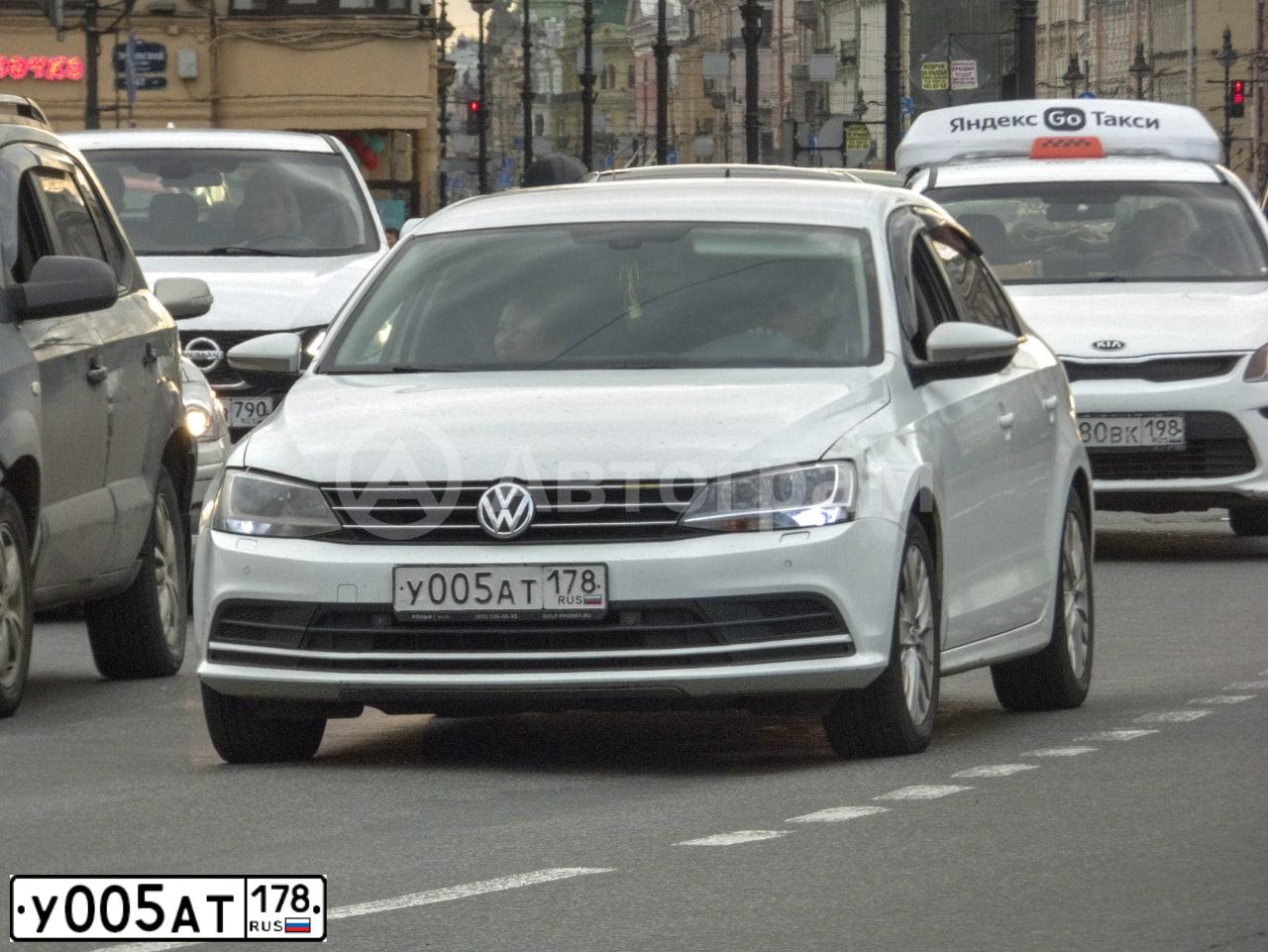 Фото автомобиля VOLKSWAGEN JETTA, 2016 — госномер У005АТ178. Цвет: БЕЛЫЙ