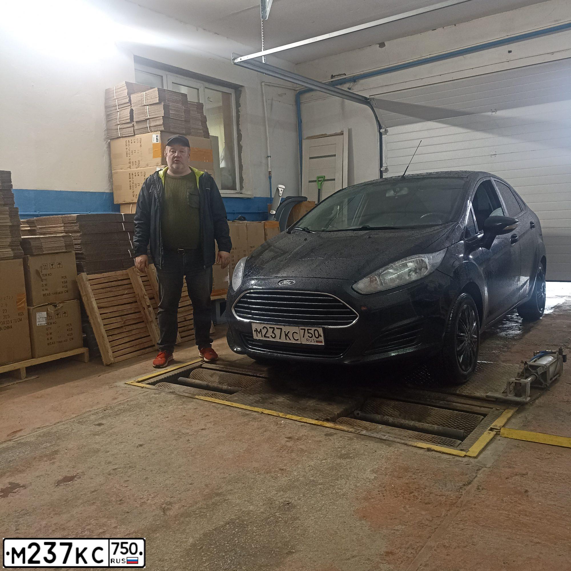 Фото автомобиля FORD FIESTA / ASPIRE, 2015 — госномер М237КС750. Цвет: ЧЕРНЫЙ