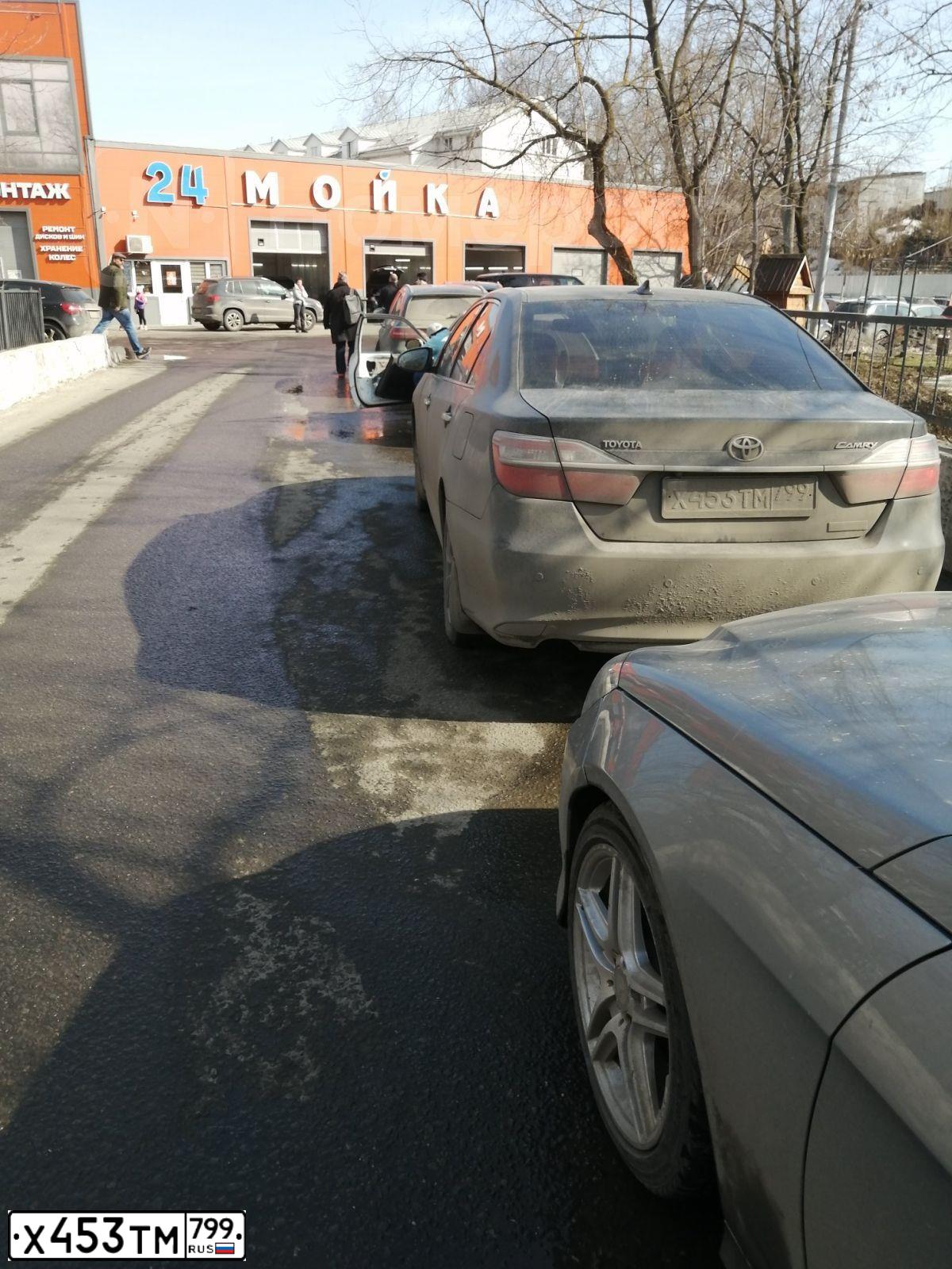 Фото автомобиля TOYOTA CAMRY, 2017 — госномер Х453ТМ799. Цвет: Темно-серый металлик