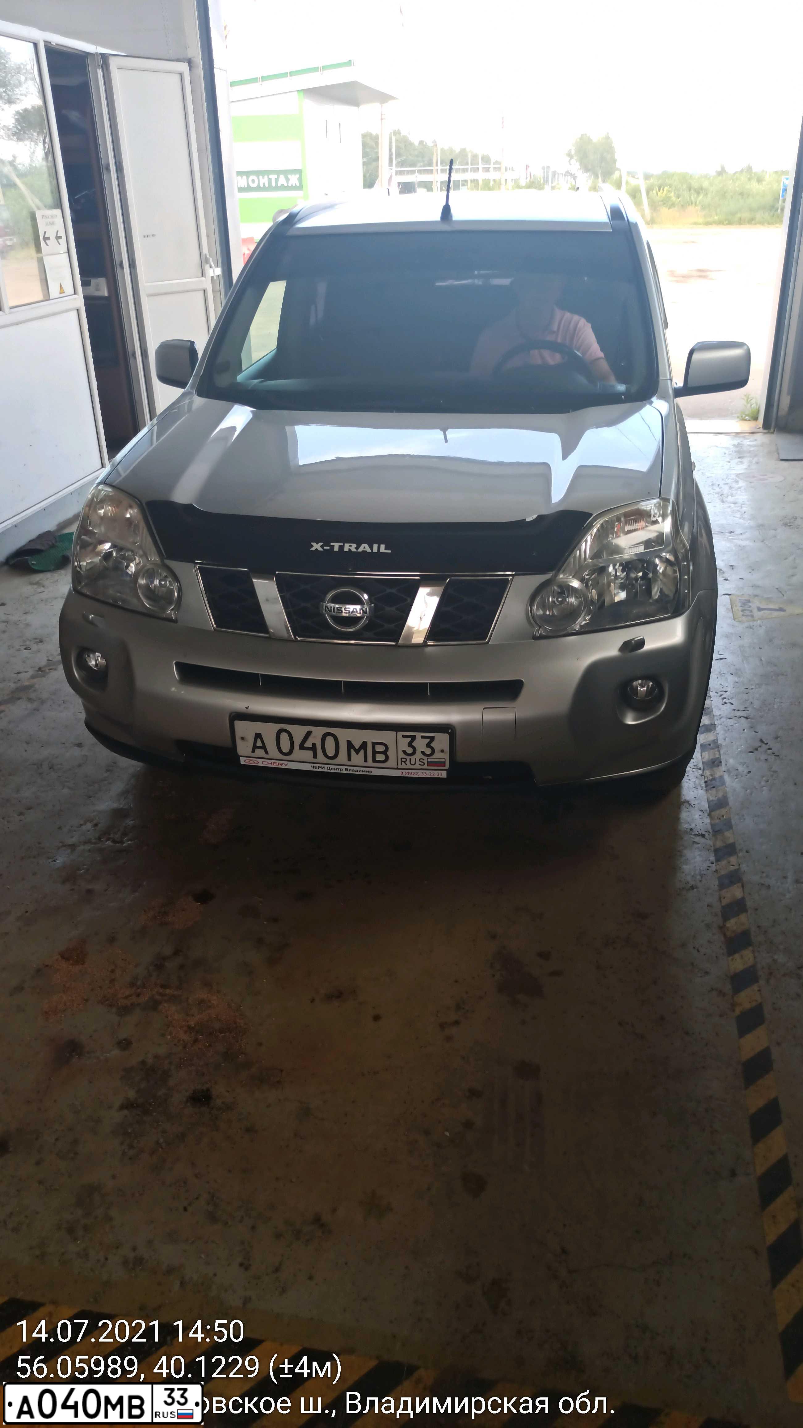 Фото автомобиля NISSAN X-TRAIL, 2010 — госномер А040МВ33. Цвет: Серебристый