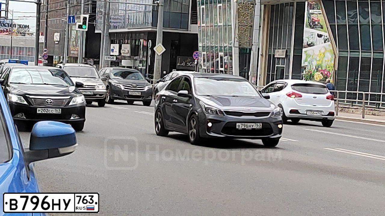 Фото автомобиля KIA RIO, 2019 — госномер В796НУ763. Цвет: СЕРЫЙ
