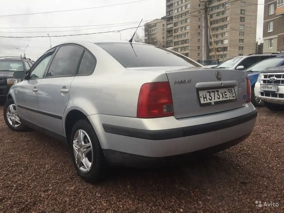 Фото автомобиля VOLKSWAGEN PASSAT, 1998 — госномер Н373ХЕ98. Цвет: СЕРЕБРИСТЫЙ