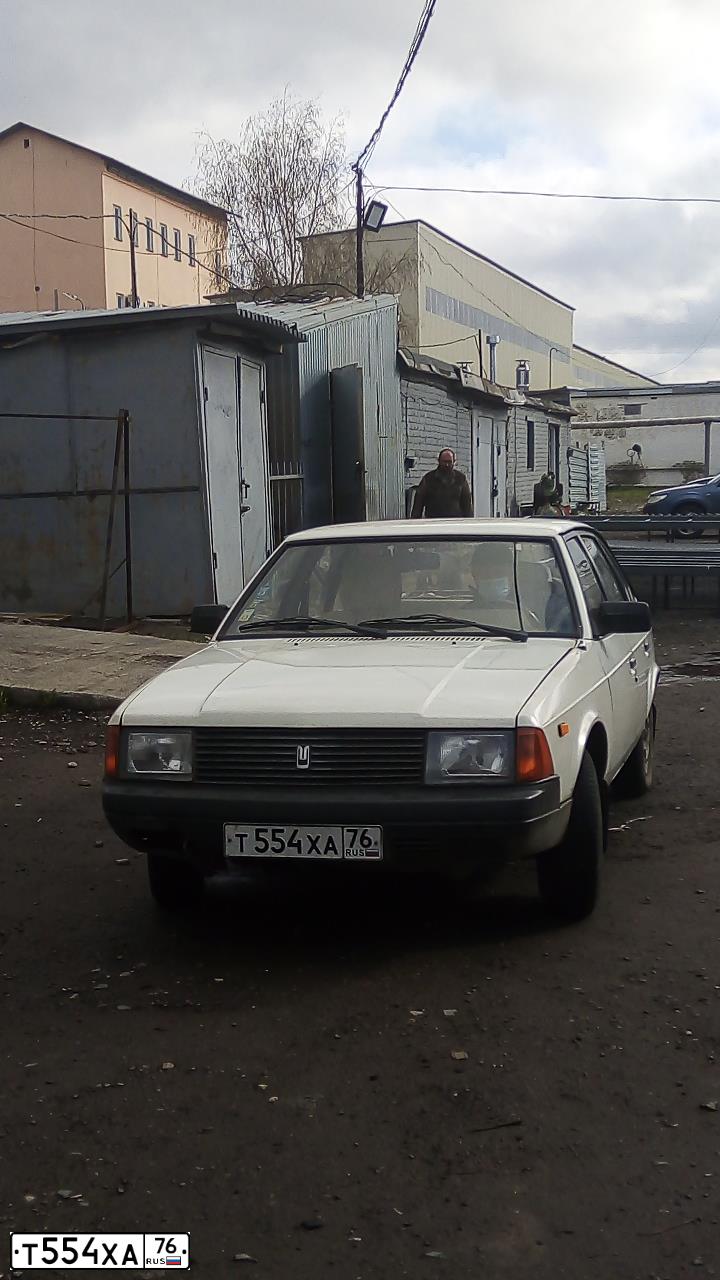 Фото автомобиля MOSKVICH 2141, 1990 — госномер Р686ХР76. Цвет: Белый