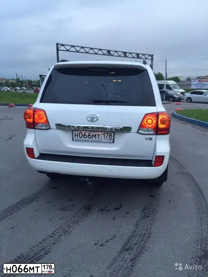 Фото автомобиля TOYOTA LANDCRUISER 200, 2012 — госномер Н066МТ178. Цвет: БЕЛЫЙ