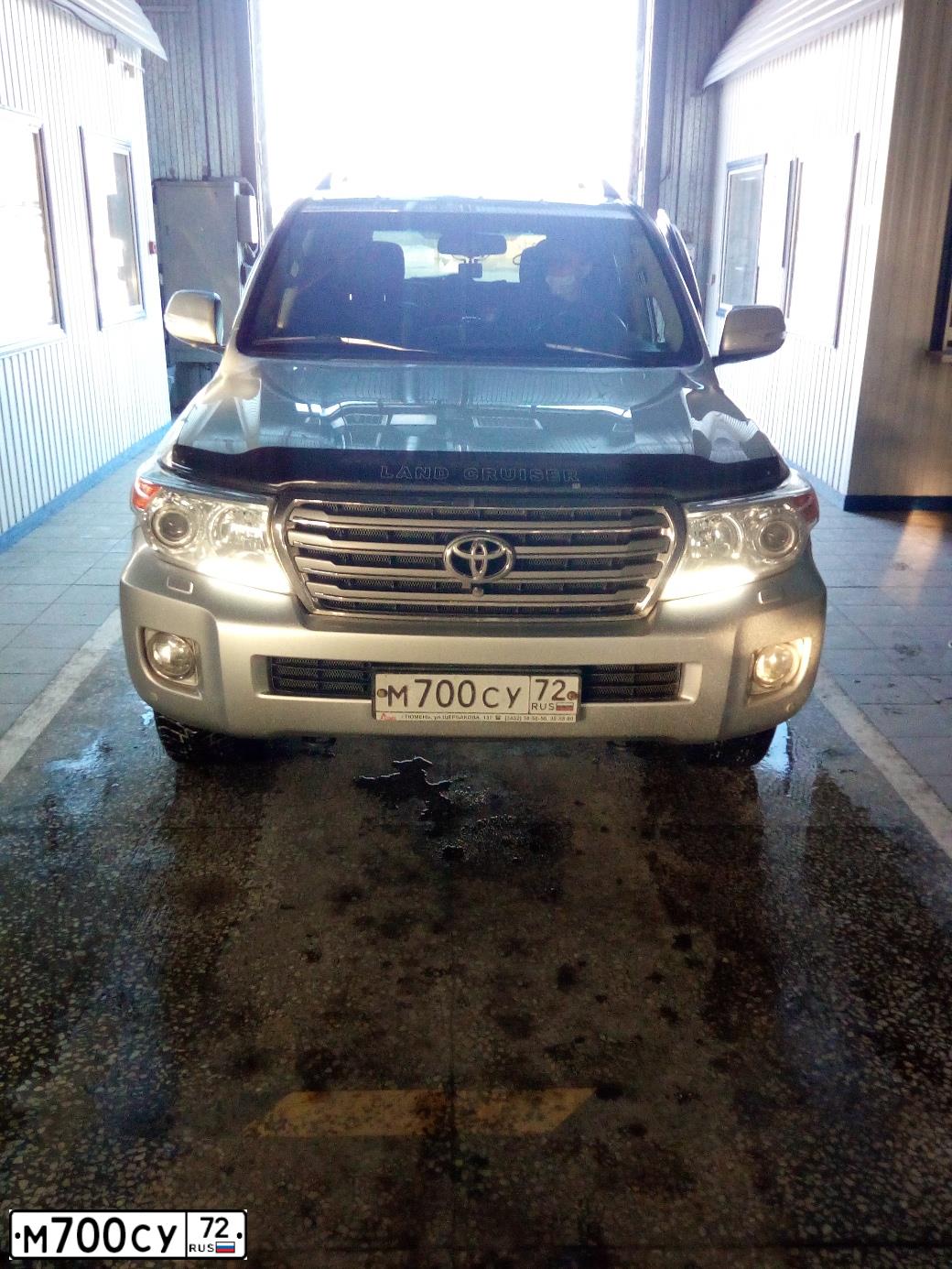 Фото автомобиля TOYOTA LANDCRUISER 200, 2012 — госномер М700СУ72. Цвет: СЕРЕБРИСТЫЙ
