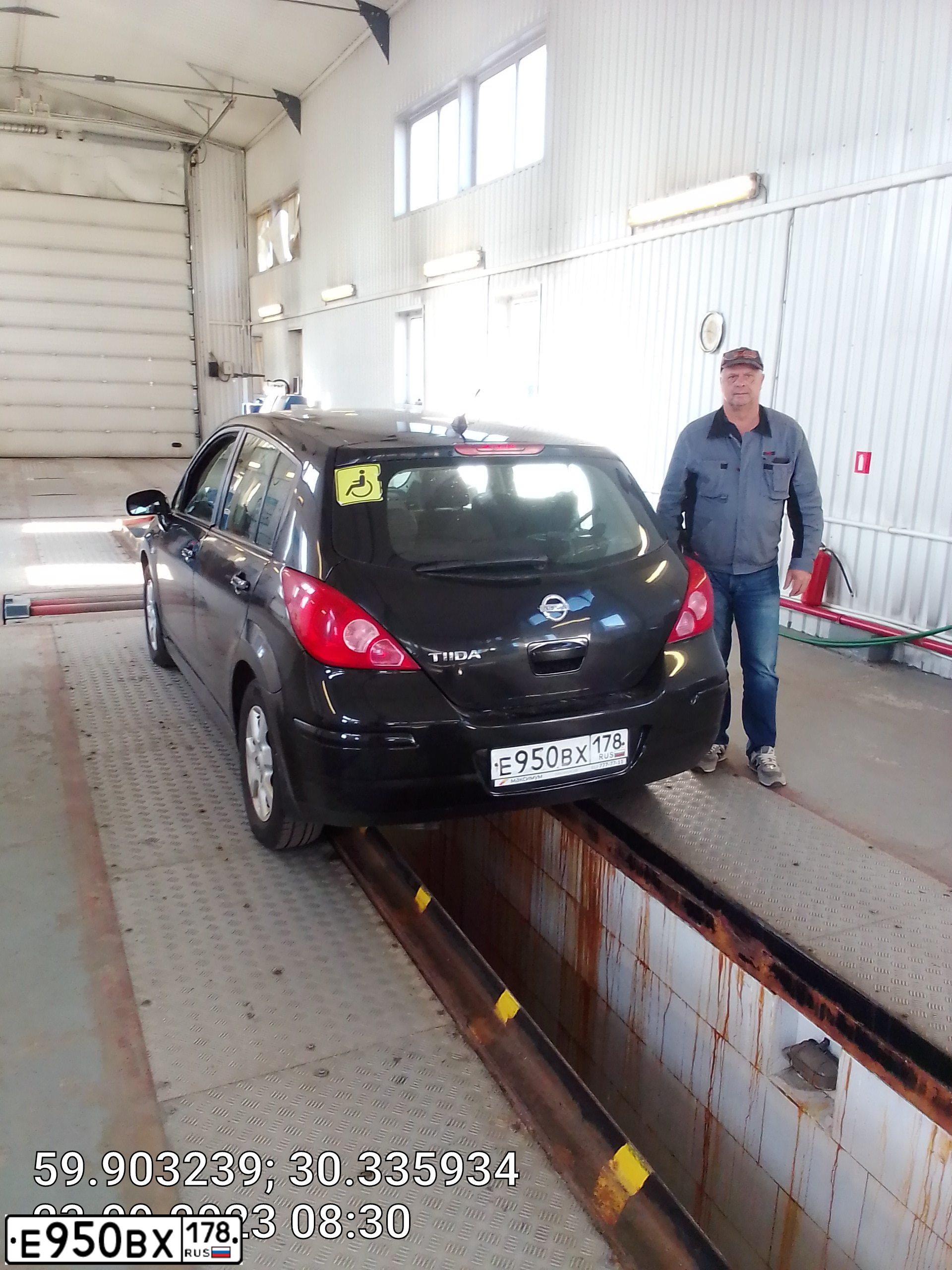 Фото автомобиля NISSAN TIIDA, 2010 — госномер Е950ВХ178. Цвет: ЧЕРНЫЙ