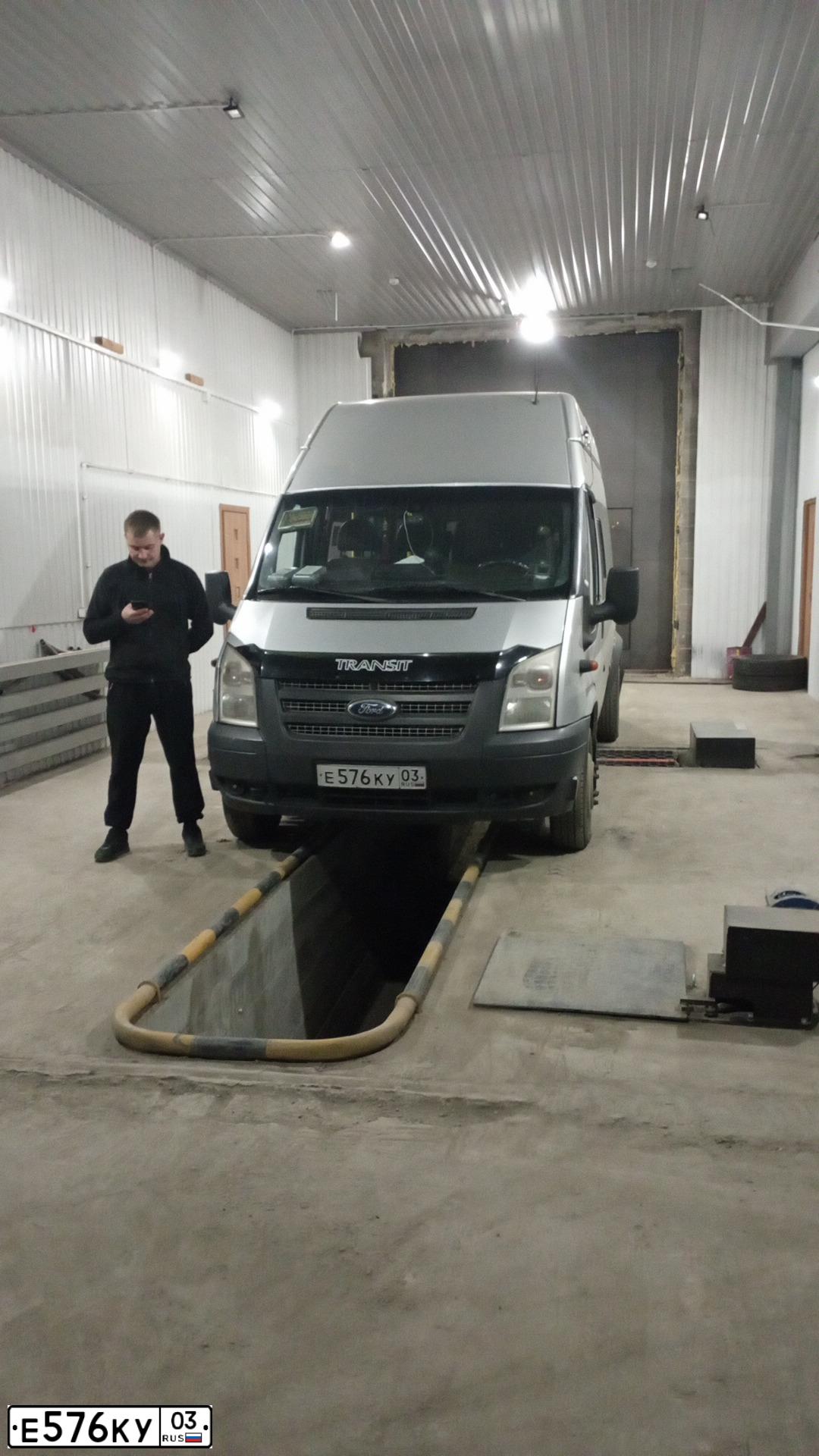 Фото автомобиля FORD TRANSIT, 2012 — госномер Е576КУ03. Цвет: Серебристый