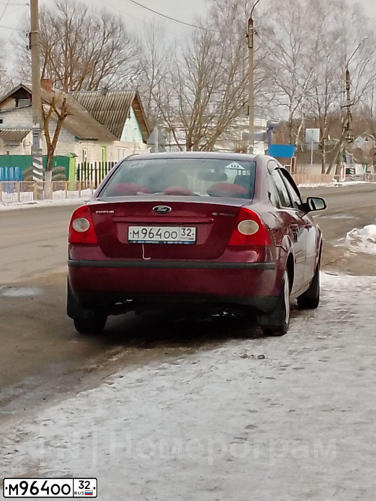 Фото автомобиля FORD FOCUS, 2005 — госномер М964ОО32. Цвет: ВИШНЕВЫЙ