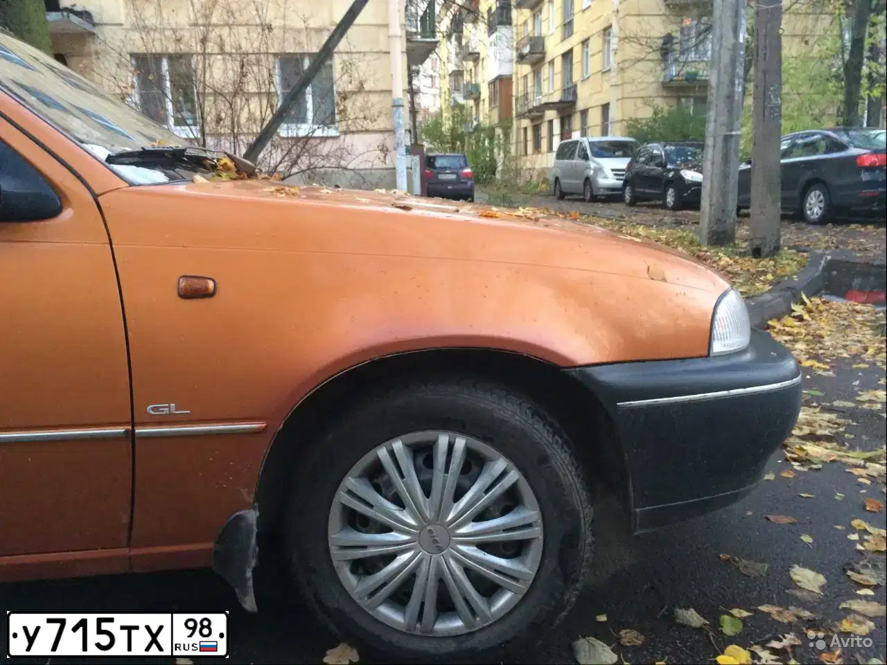 Фото автомобиля DAEWOO NEXIA, 2001 — госномер У715ТХ98. Цвет: ОРАНЖЕВЫЙ