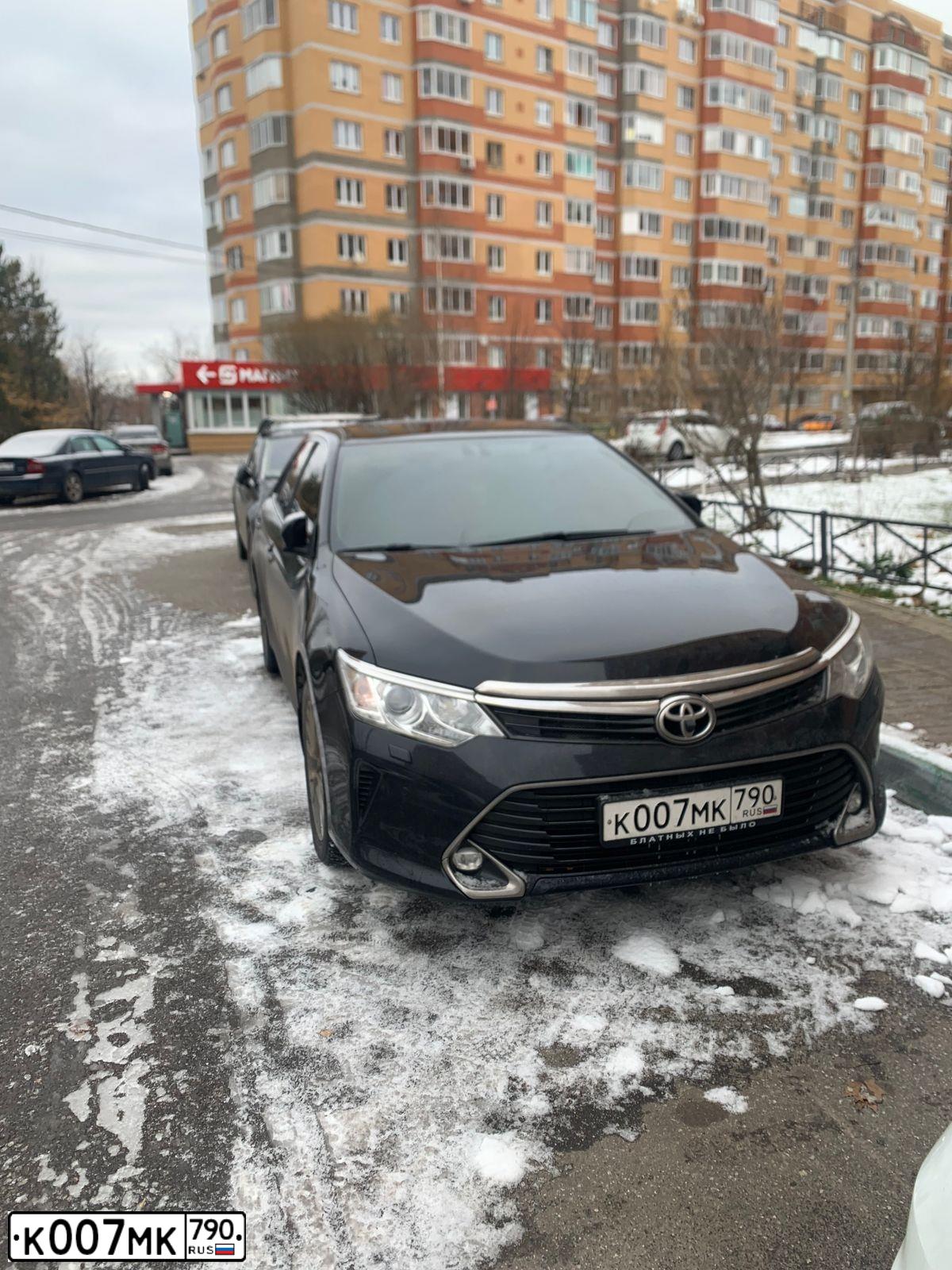 Фото автомобиля TOYOTA CAMRY, 2016 — госномер К007МК790. Цвет: ЧЕРНЫЙ МЕТАЛЛИК