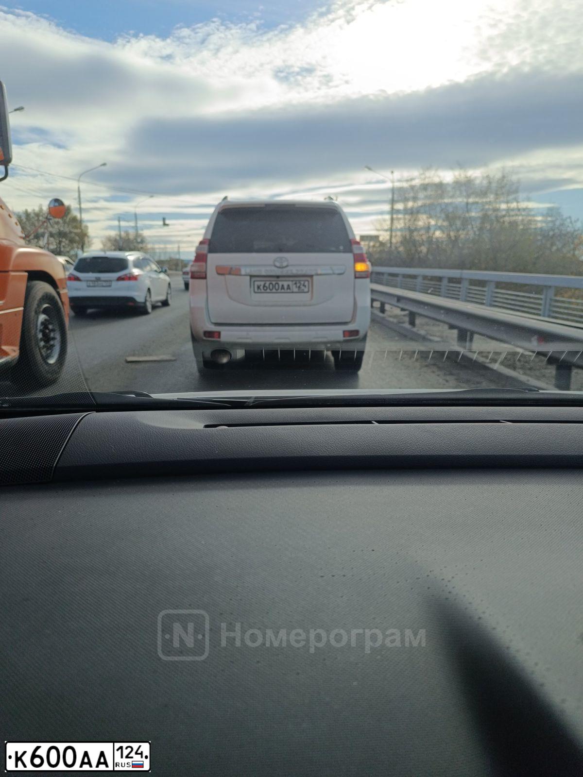 Фото автомобиля TOYOTA LANDCRUISER, 2015 — госномер К600АА124. Цвет: Белый
