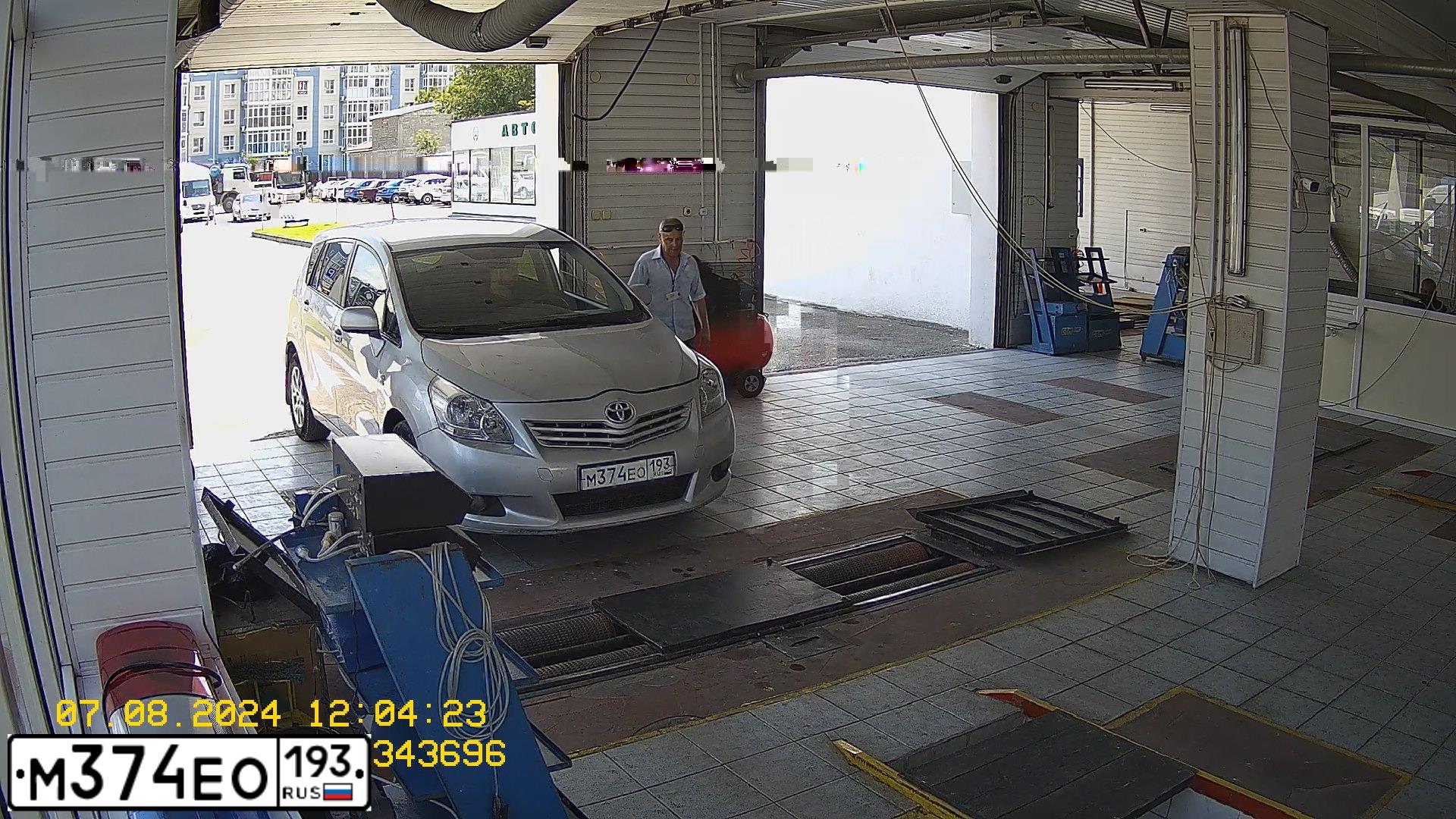 Фото автомобиля TOYOTA VERSO, 2009 — госномер О645АК196. Цвет: Серебристый