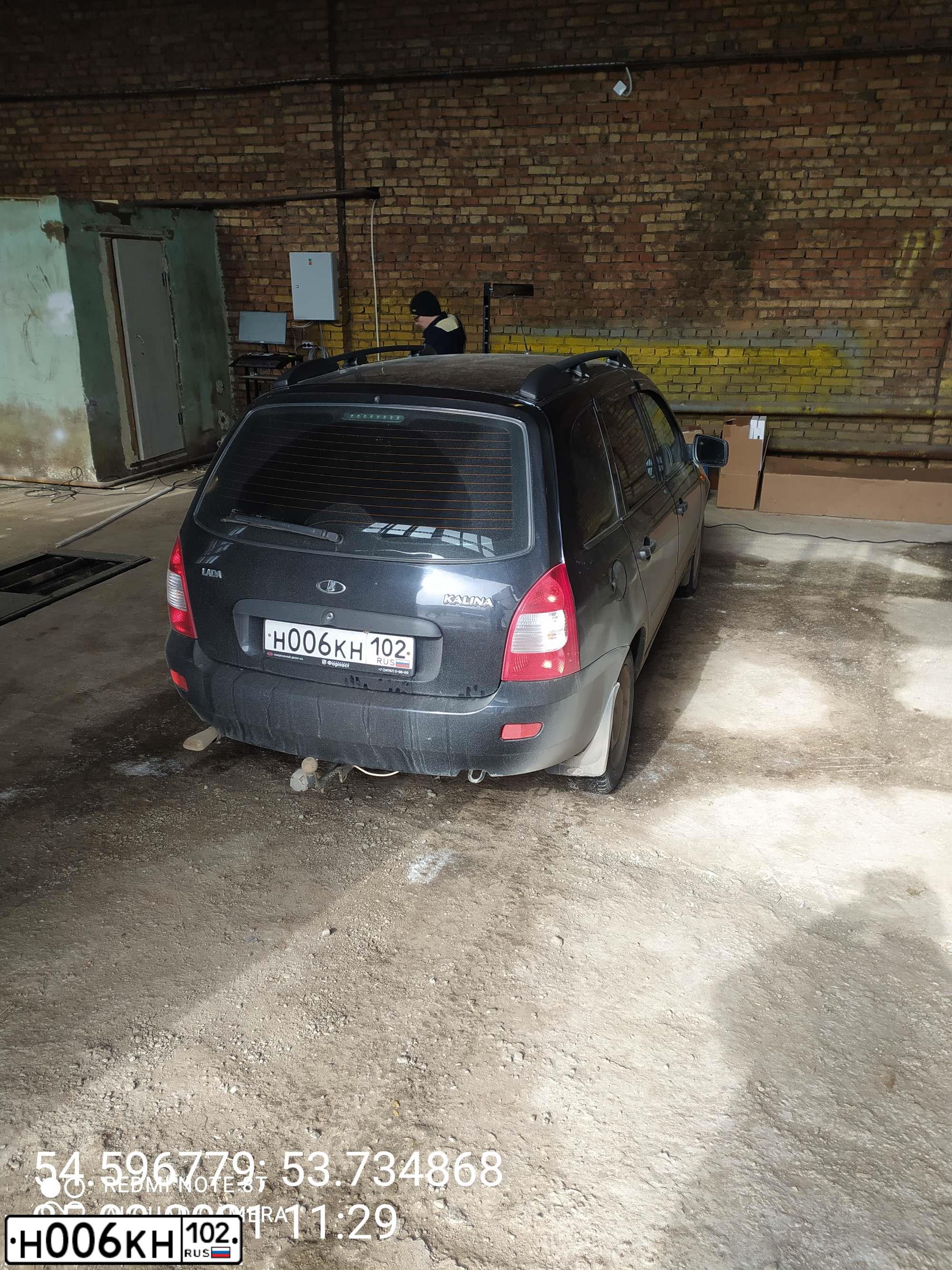 Фото автомобиля LADA 1117 KALINA, 2012 — госномер Н006КН102. Цвет: Сине-Черный