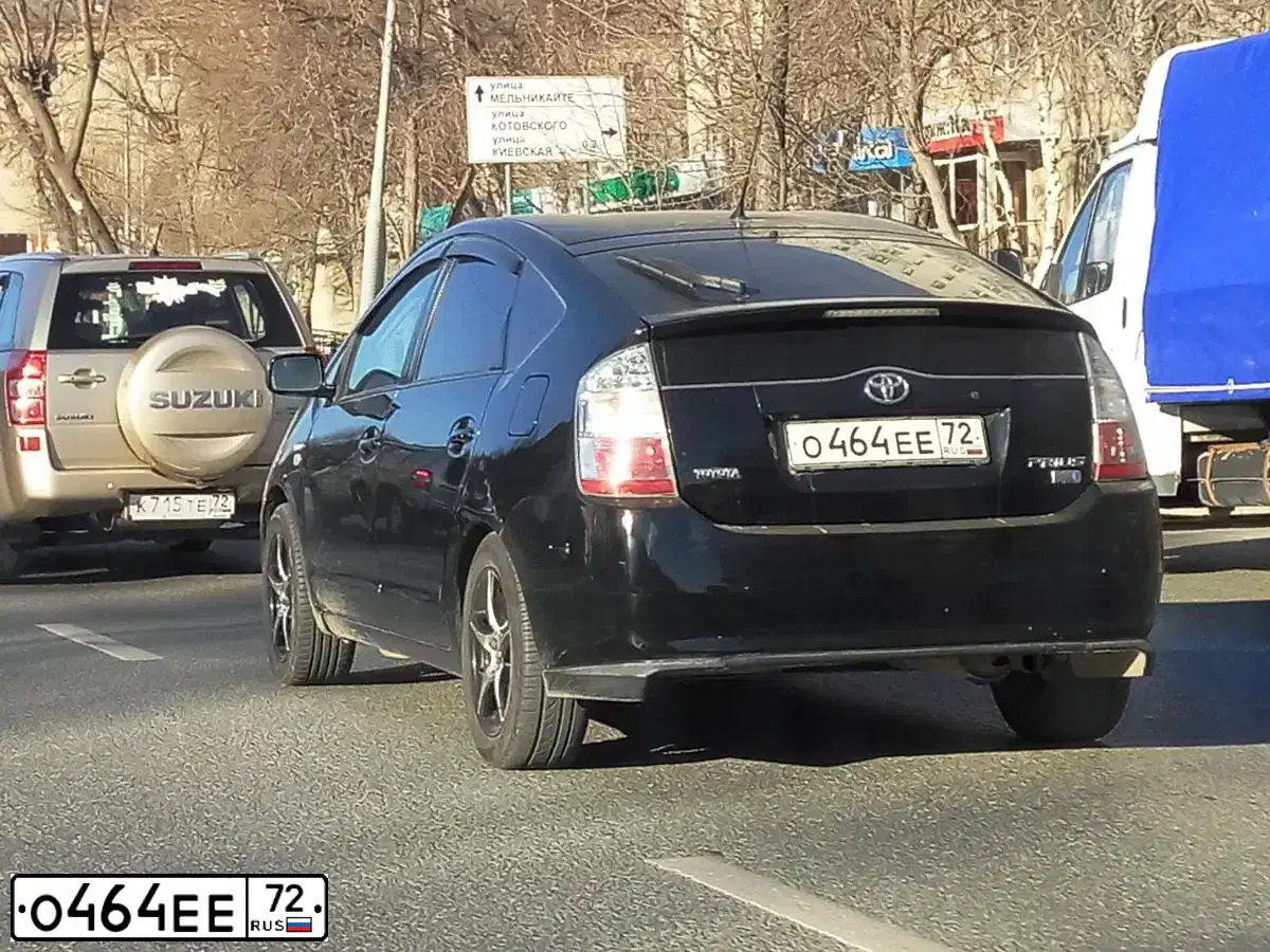 Фото автомобиля TOYOTA PRIUS, 2008 — госномер О464ЕЕ72. Цвет: ЧЕРНЫЙ