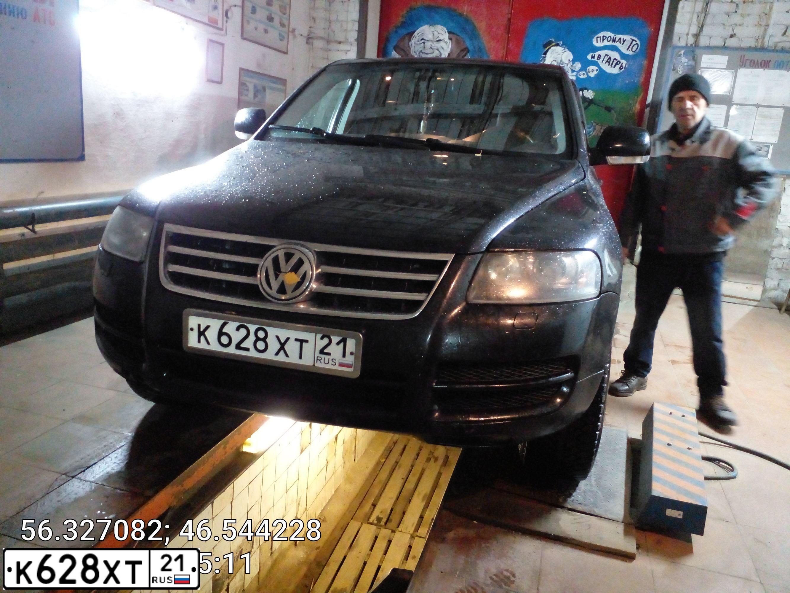 Фото автомобиля VOLKSWAGEN TOUAREG, 2005. Цвет: ЧЕРНЫЙ