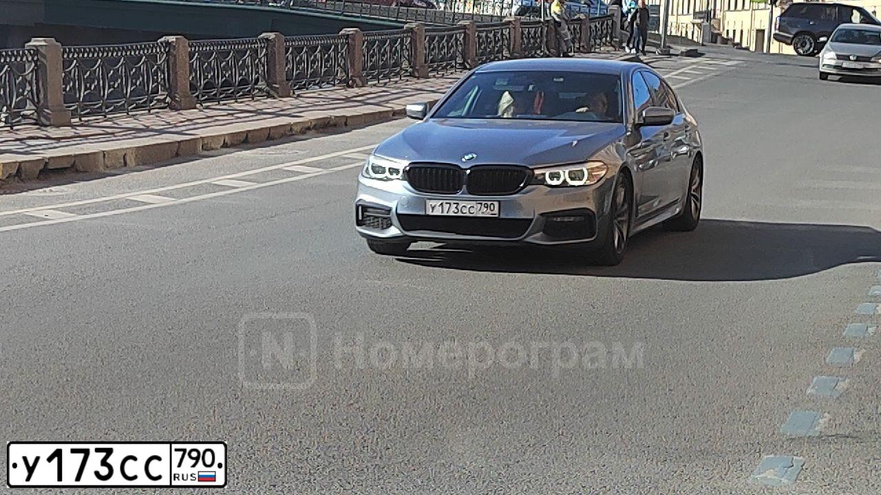 Фото автомобиля BMW W SERIE 5, 2018 — госномер В882АУ550. Цвет: СЕРЫЙ