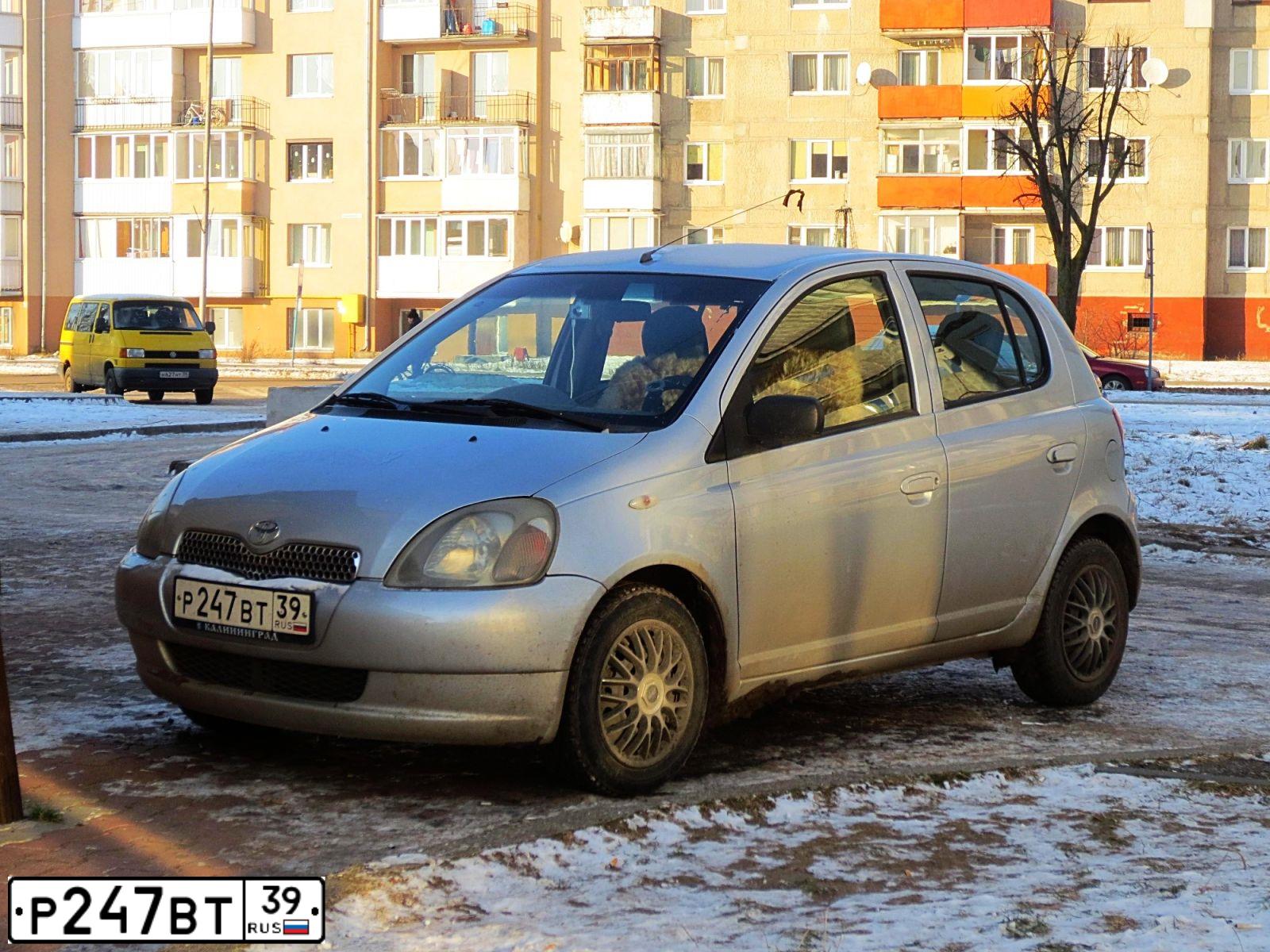 Фото автомобиля TOYOTA YARIS, 2000 — госномер Р247ВТ39. Цвет: СЕРЕБРИСТЫЙ