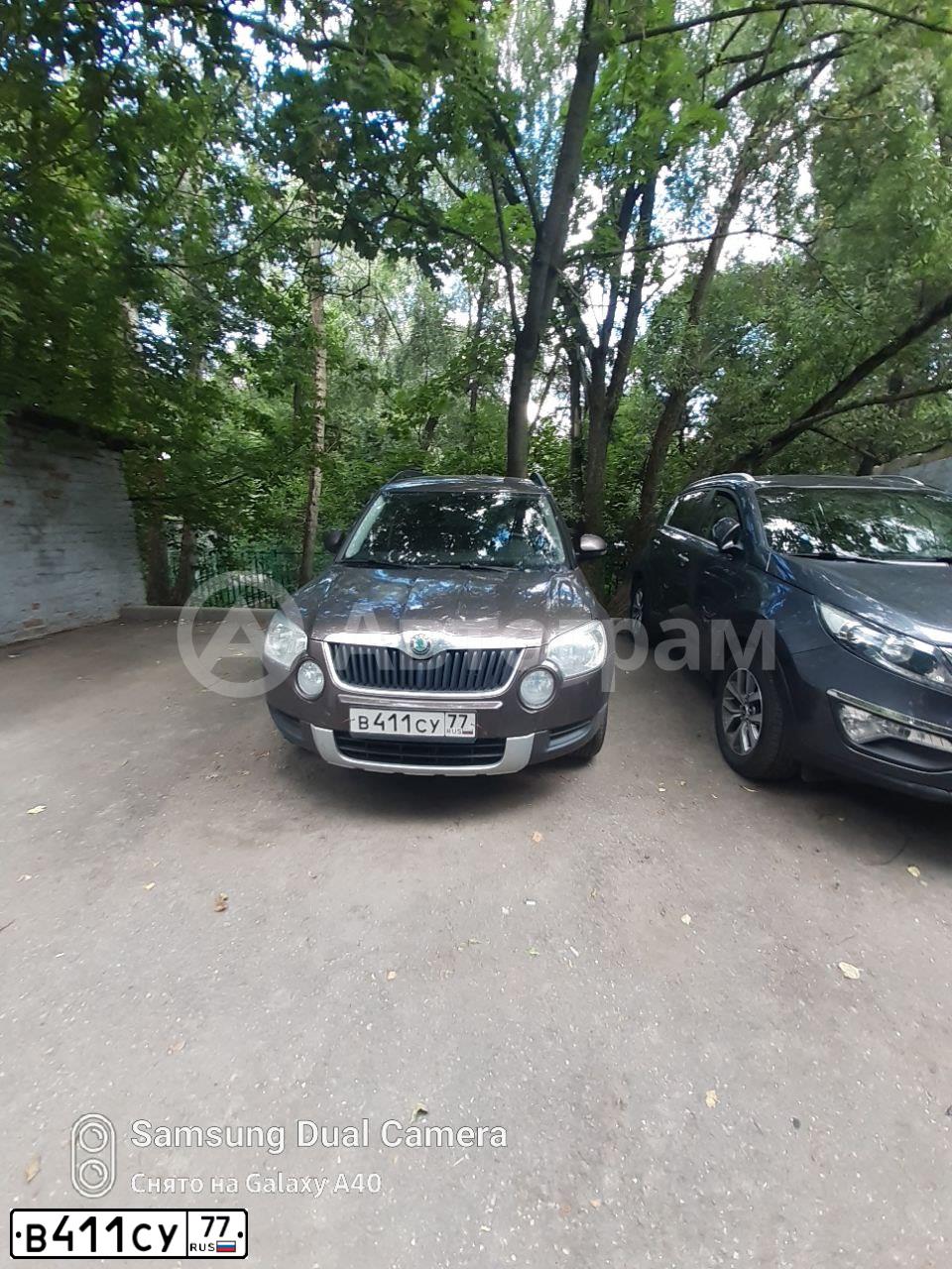 Фото автомобиля SKODA YETI, 2013 — госномер В411СУ77. Цвет: КОРИЧНЕВЫЙ