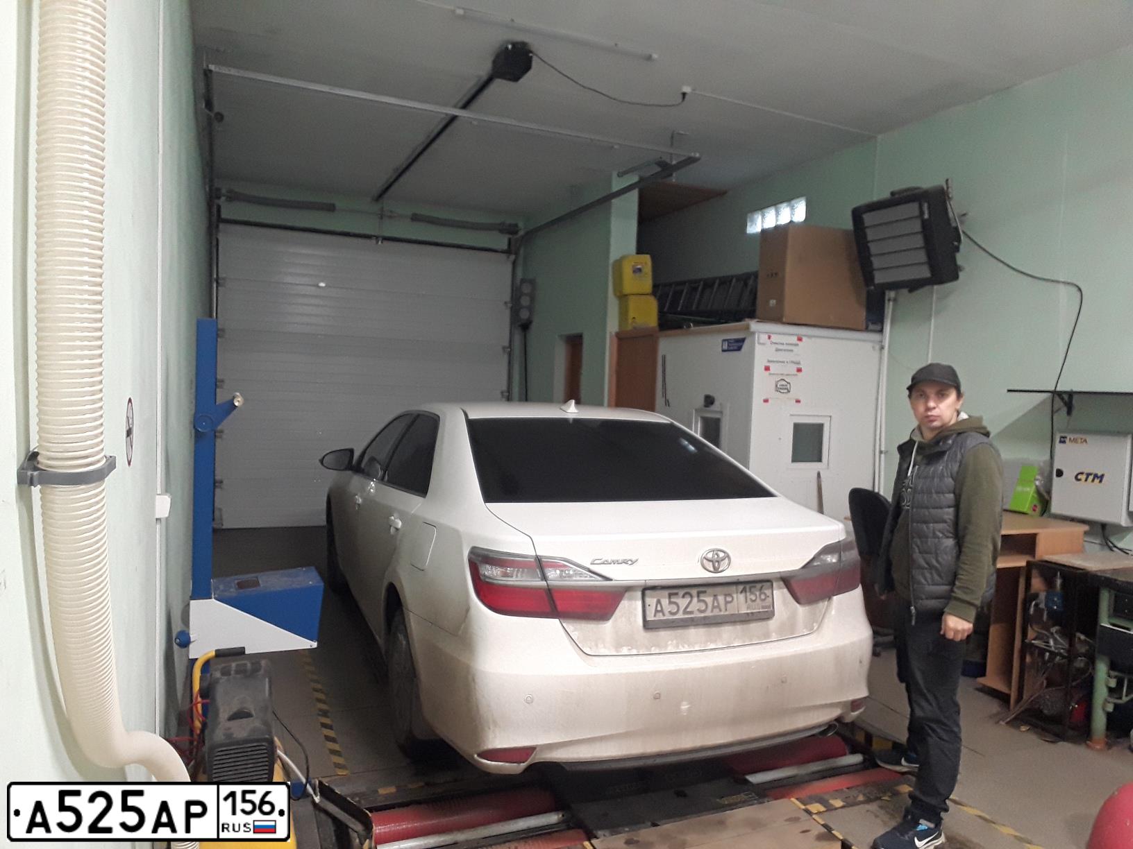 Фото автомобиля TOYOTA CAMRY, 2017 — госномер А525АР156. Цвет: Белый