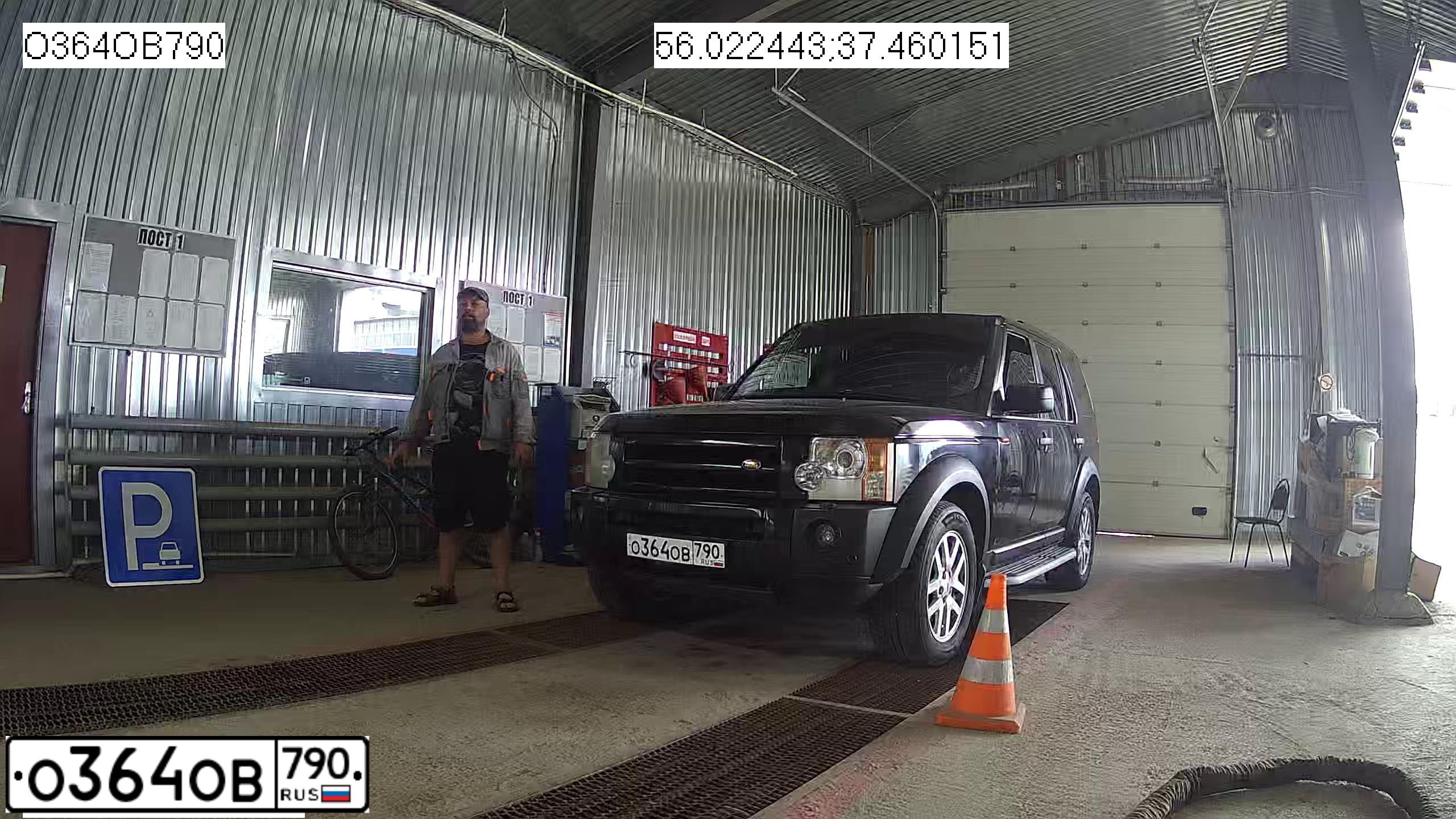 Фото автомобиля LANDROVER DISCOVERY, 2007 — госномер М690ЕО77. Цвет: ЧЕРНЫЙ