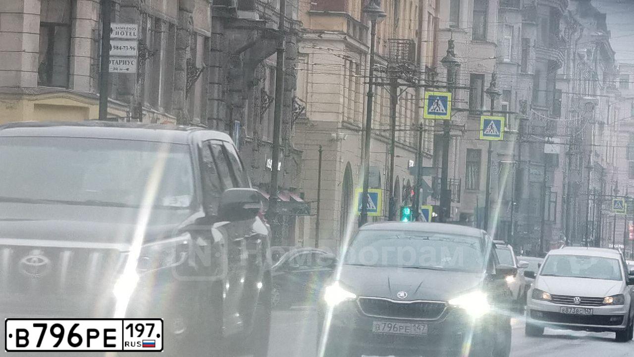 Фото автомобиля SKODA FABIA, 2009 — госномер В796РЕ197. Цвет: Красный
